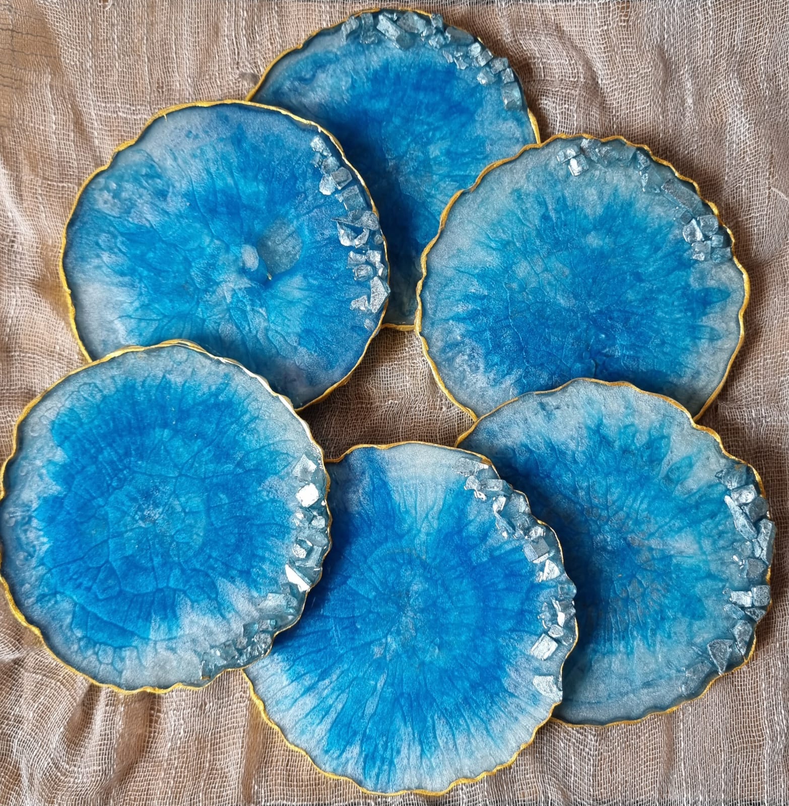Epoxy-resin coasters in white-and-blue colour 
