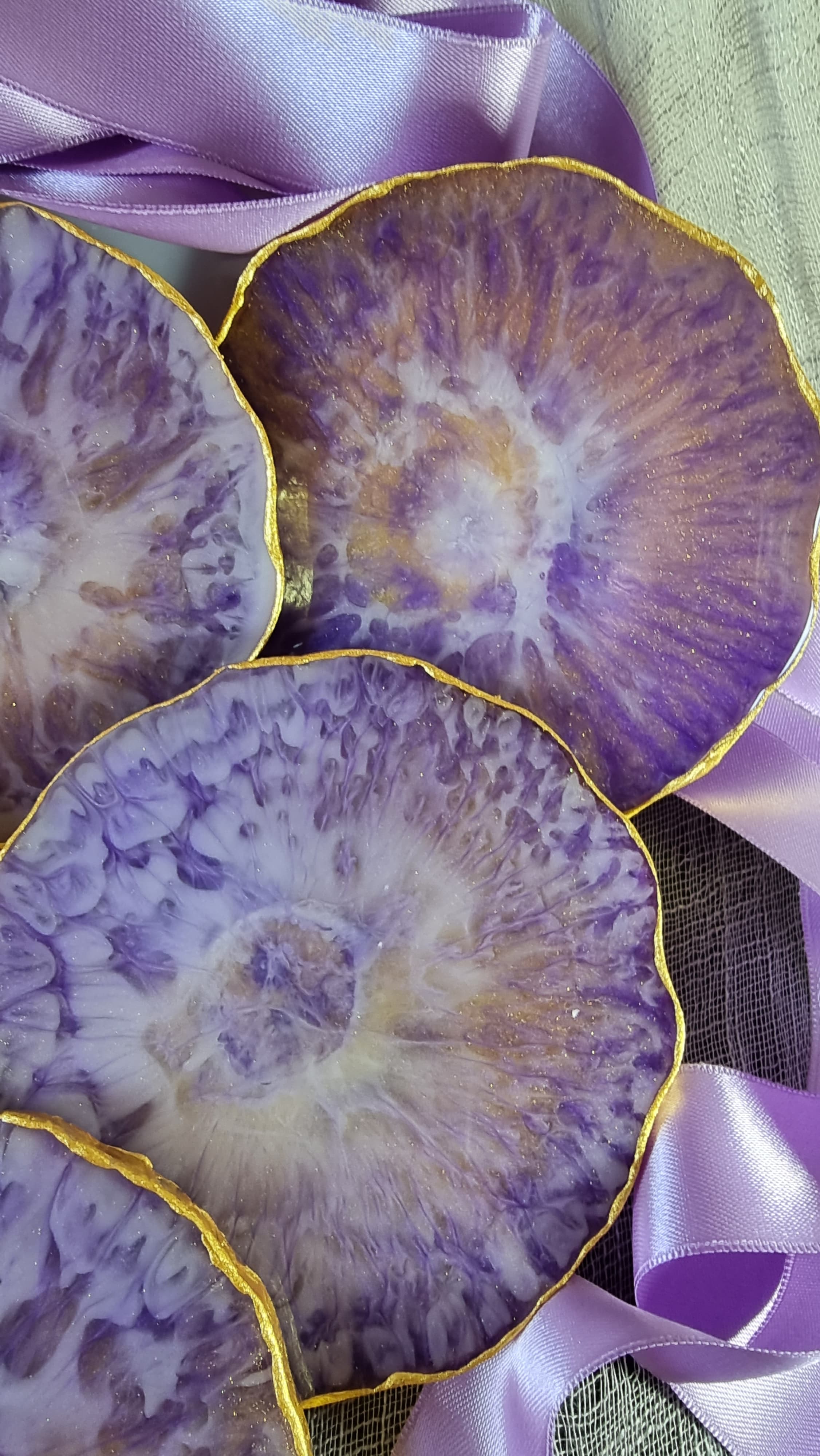 Epoxy-resin coasters in light-purple colour 