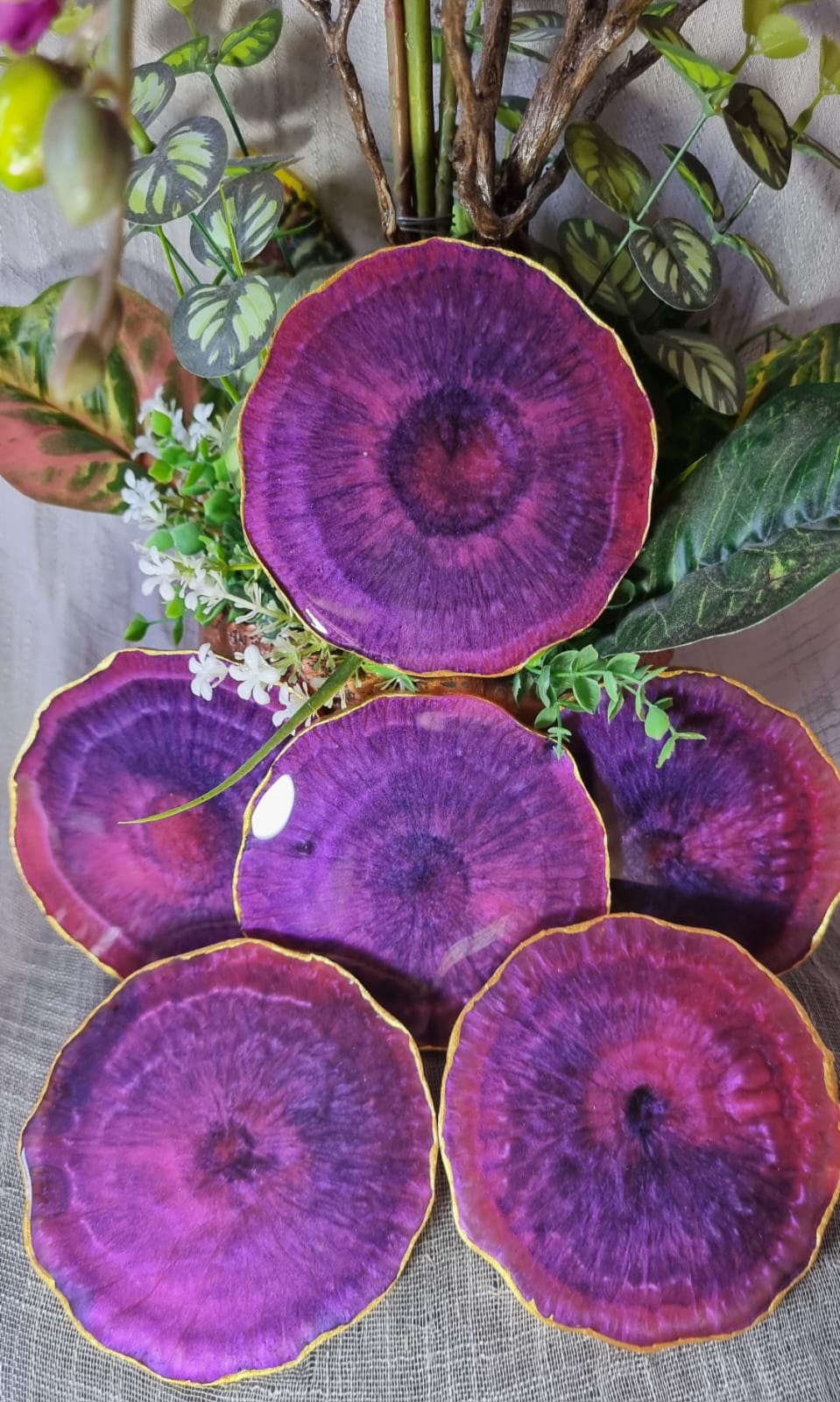 Epoxy-resin coasters in magenta colour 