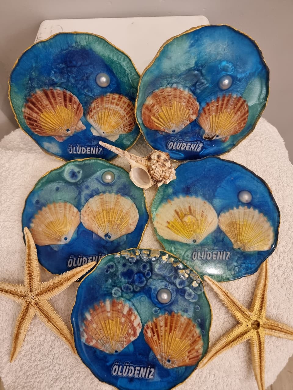 Epoxy-resin coasters featuring natural seashells
