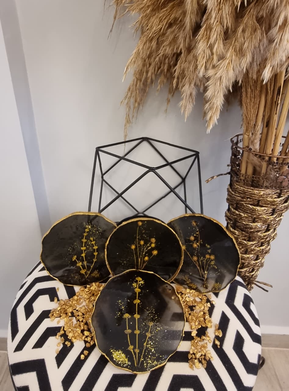 Epoxy-resin coasters in black colour featuring golden flowers