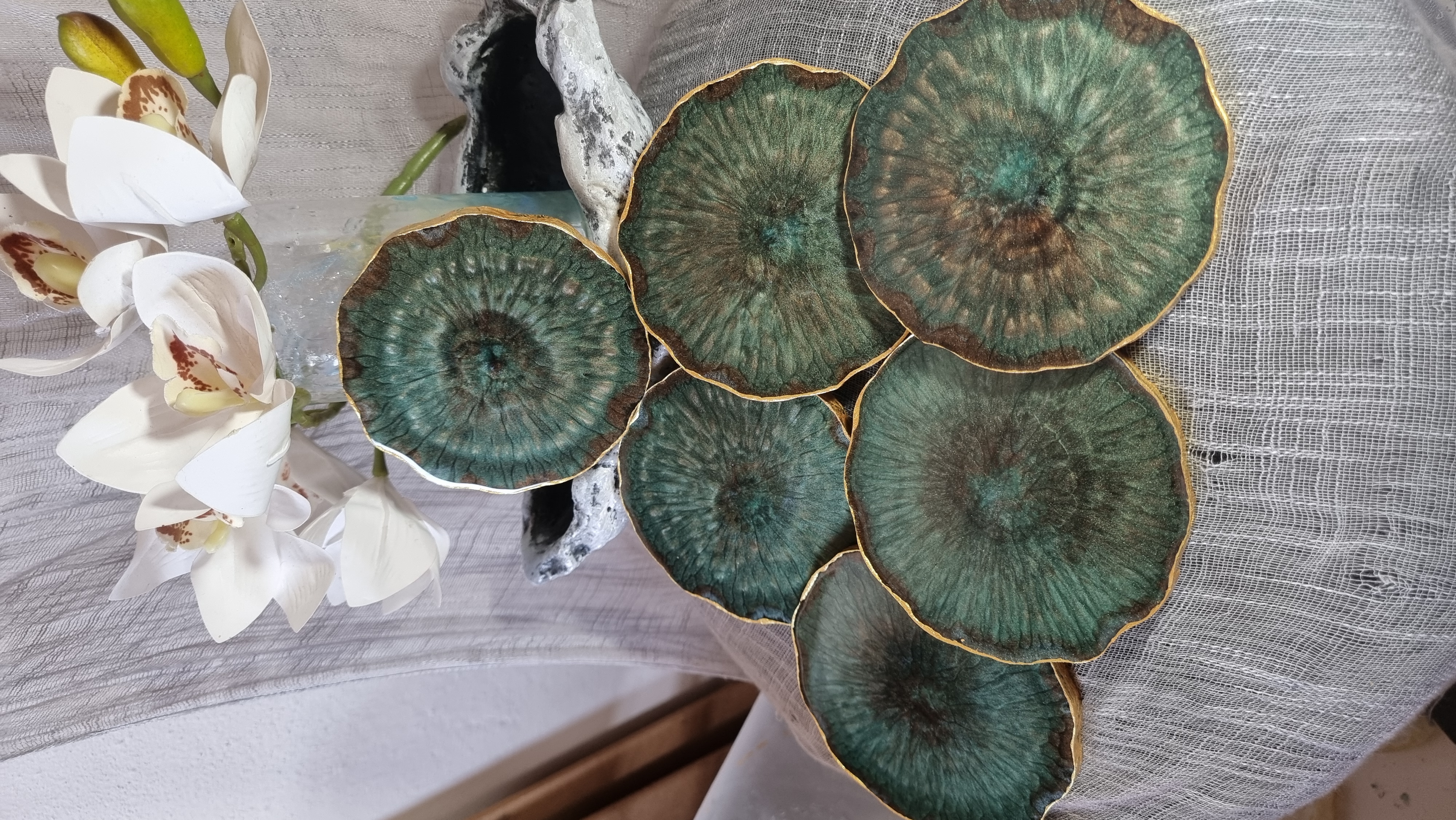 Epoxy-resin coasters in brown-and-green colour 