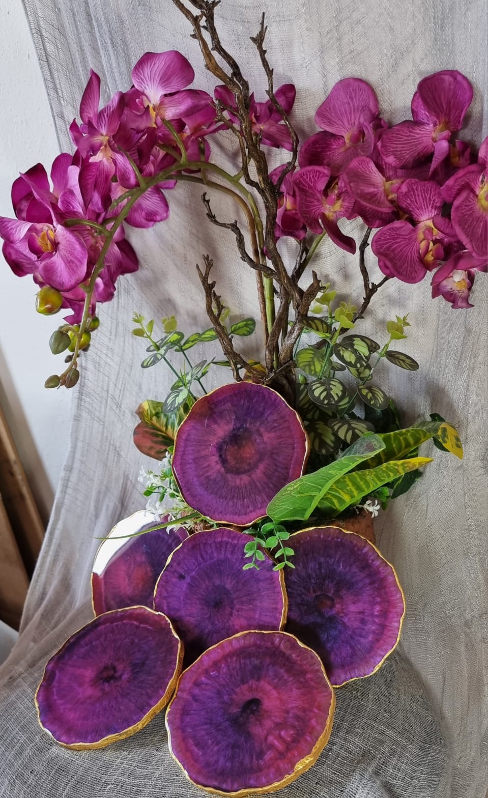 Epoxy-resin coasters in magenta colour 