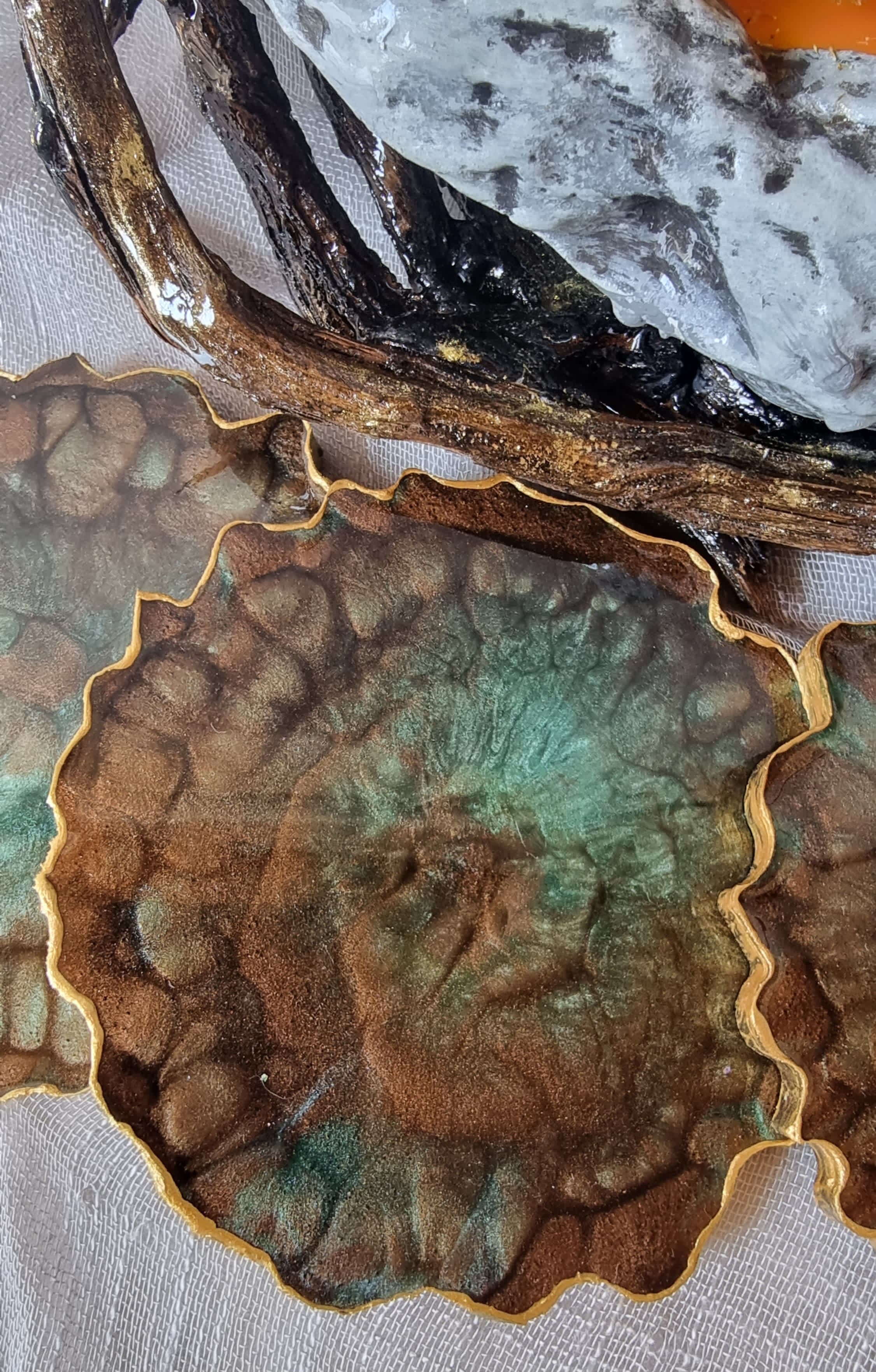 Epoxy-resin coasters in brown-and-emerald-green colour 