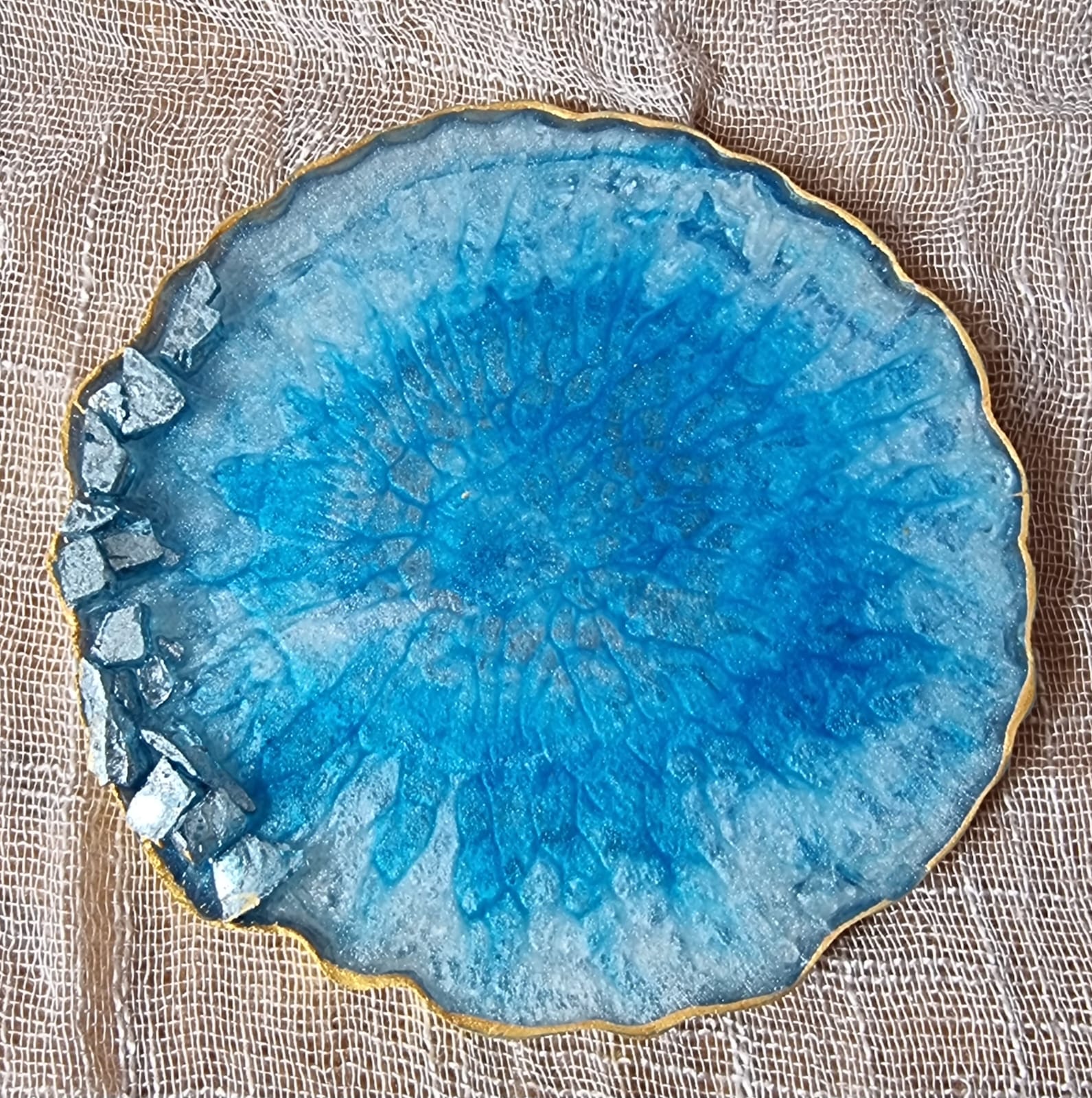 Epoxy-resin coasters in white-and-blue colour 