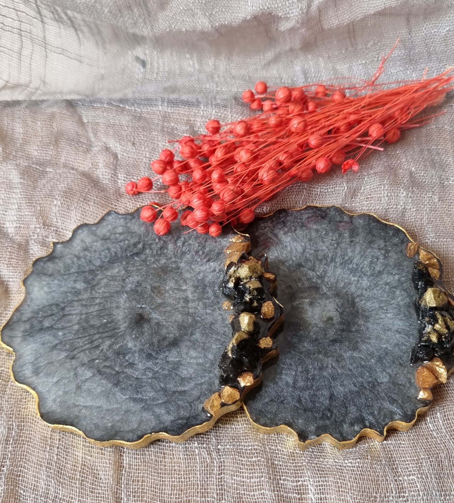 Epoxy-resin coasters in plain light-grey colour 