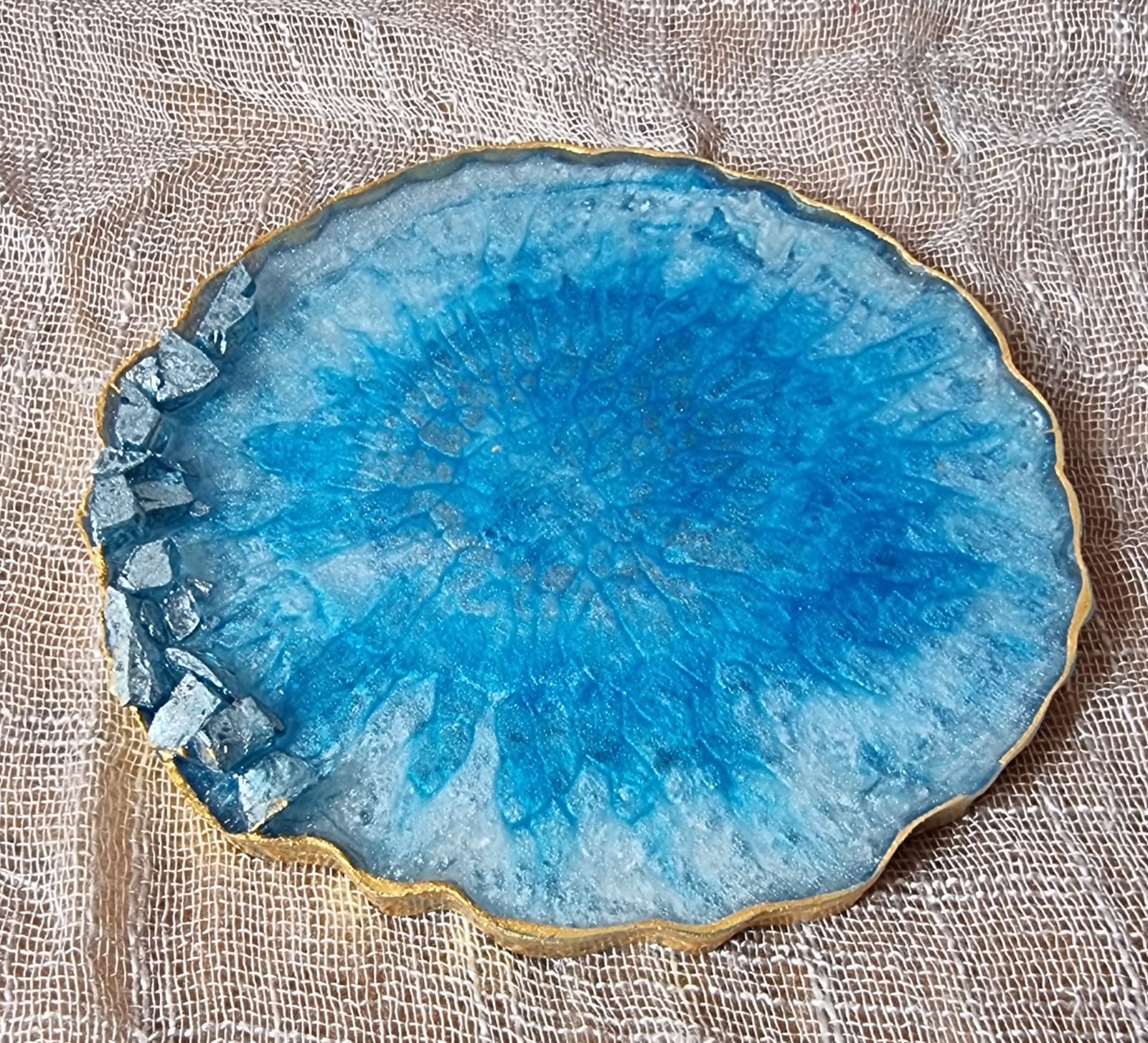 Epoxy-resin coasters in white-and-blue colour 