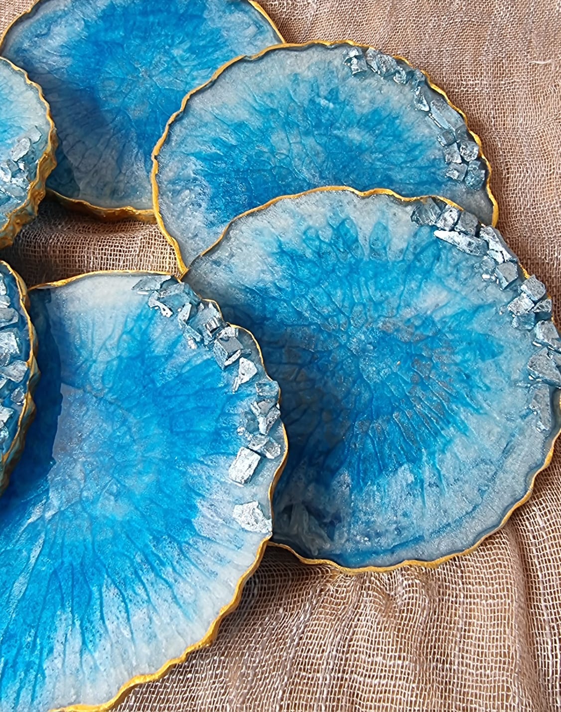 Epoxy-resin coasters in white-and-blue colour 