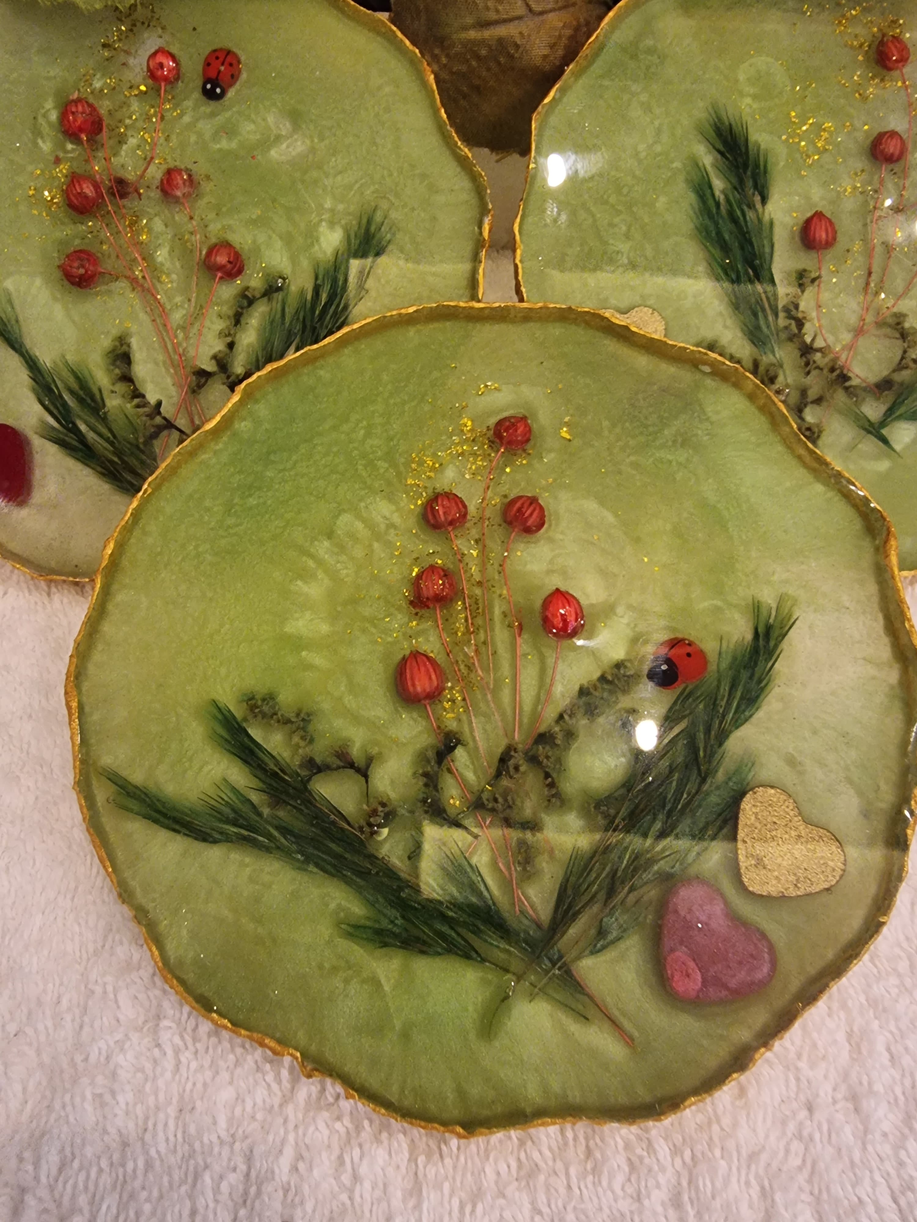 Epoxy-resin coasters in light-green colour featuring grass and flowers