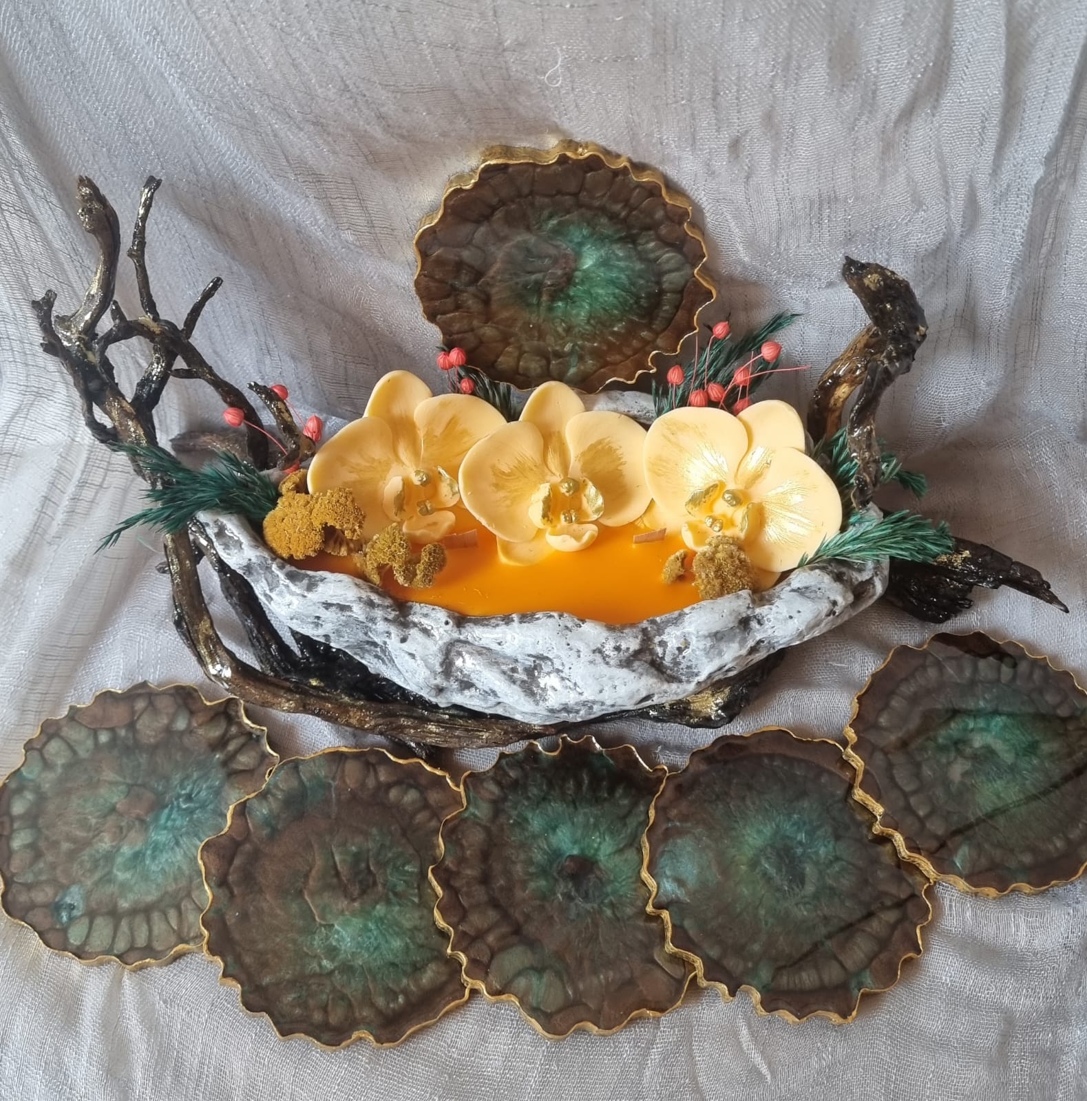 Epoxy-resin coasters in brown-and-emerald-green colour 