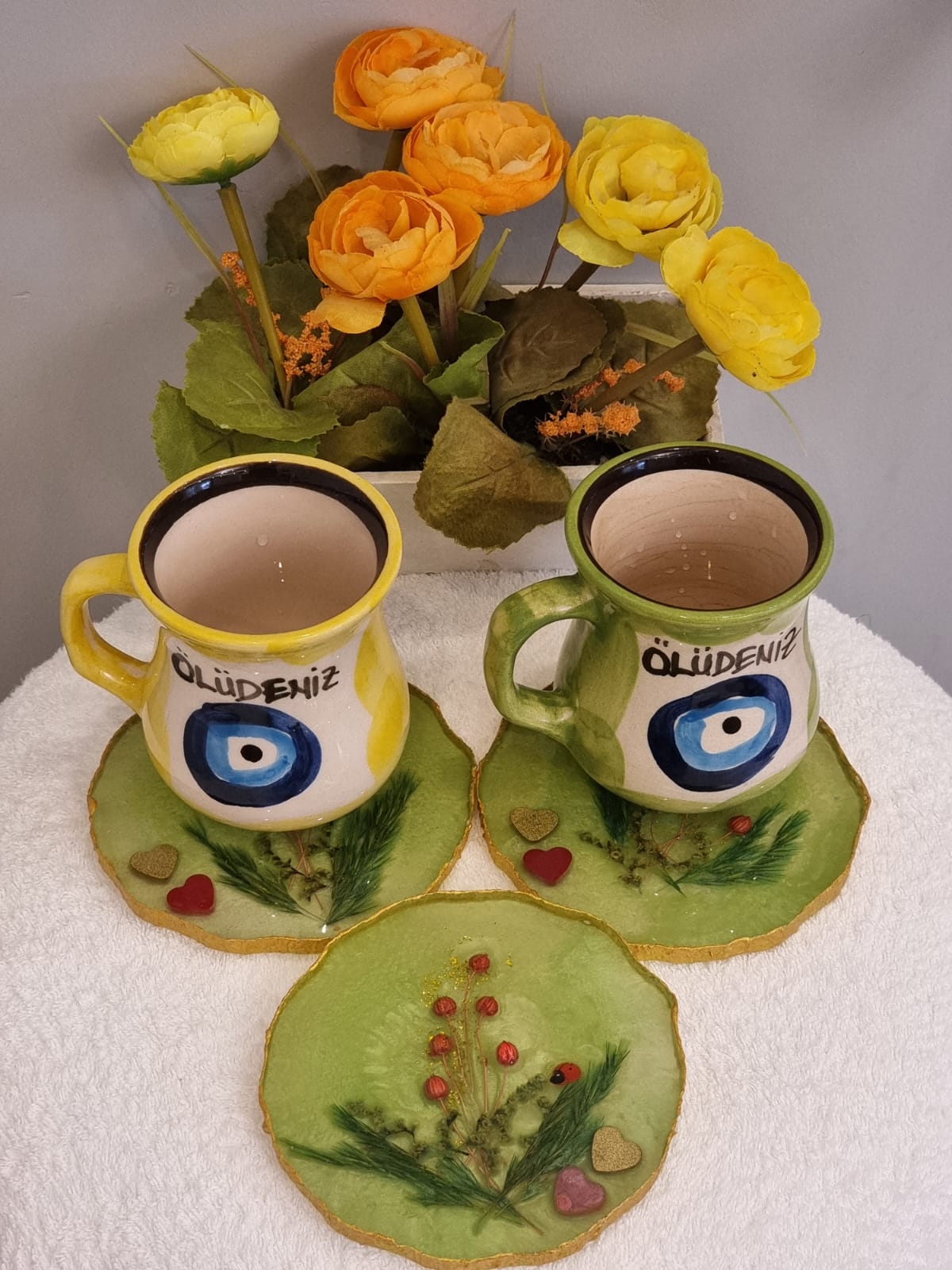 Epoxy-resin coasters in light-green colour featuring grass and flowers