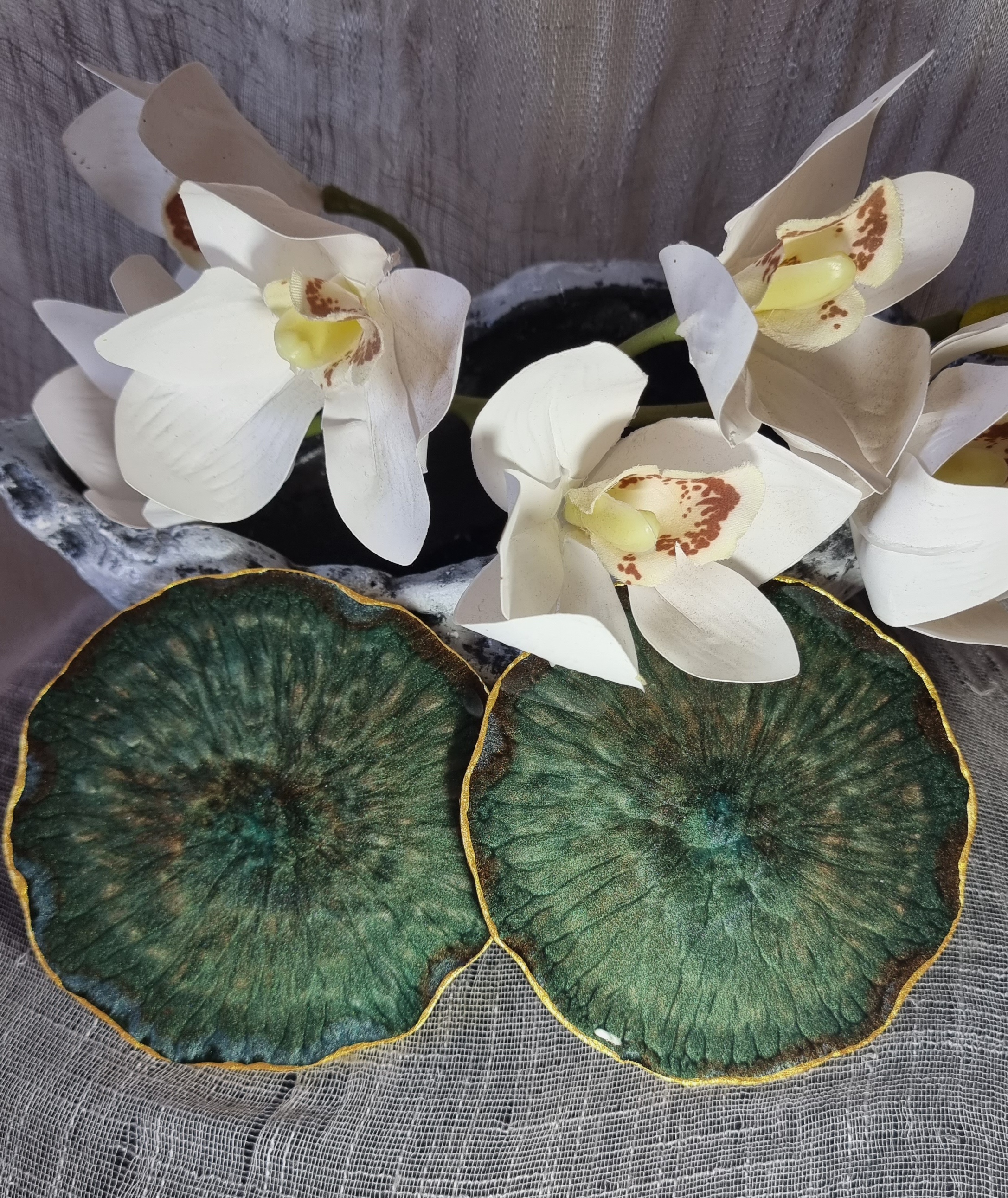 Epoxy-resin coasters in brown-and-green colour 