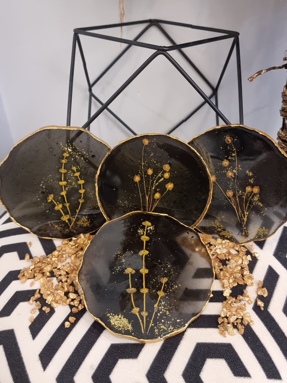 Epoxy-resin coasters in black colour featuring golden flowers