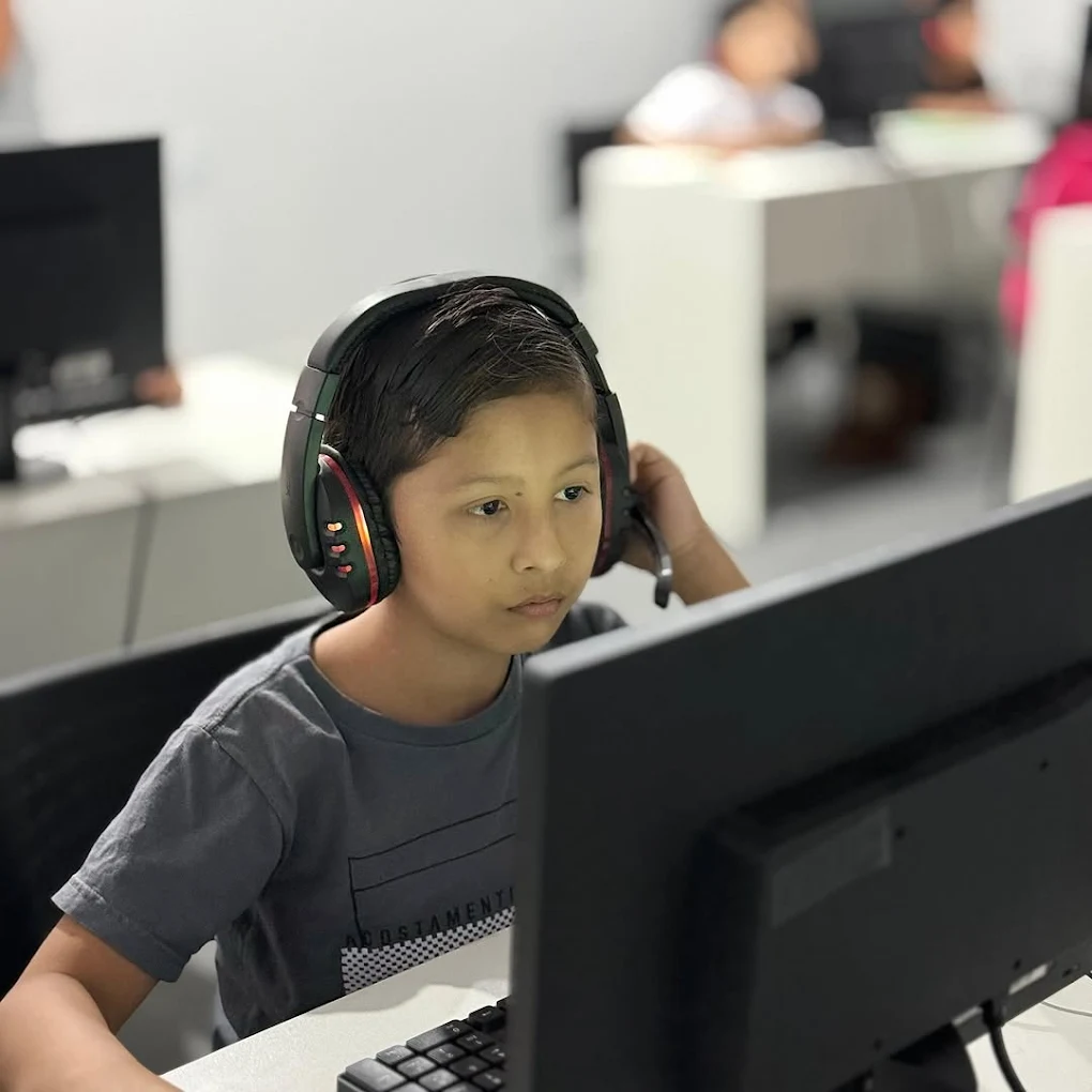 Doe para transformar vidas: ajude o projeto de inclusão digital no Instituto Social Atos