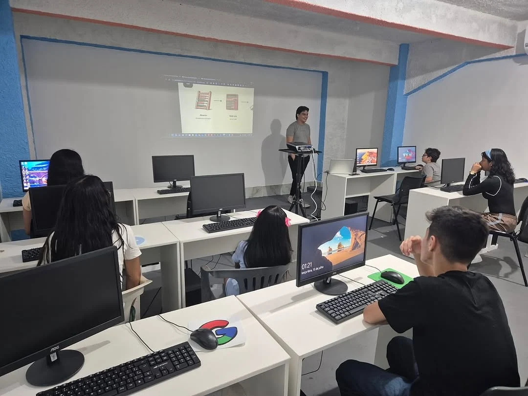 Doe para transformar vidas: ajude o projeto de inclusão digital no Instituto Social Atos