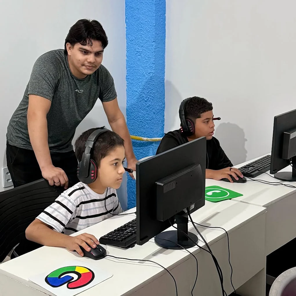 Doe para transformar vidas: ajude o projeto de inclusão digital no Instituto Social Atos