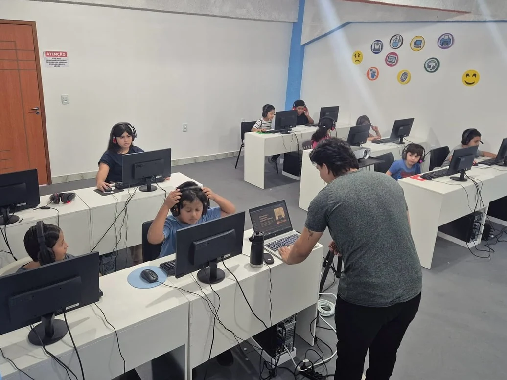 Doe para transformar vidas: ajude o projeto de inclusão digital no Instituto Social Atos