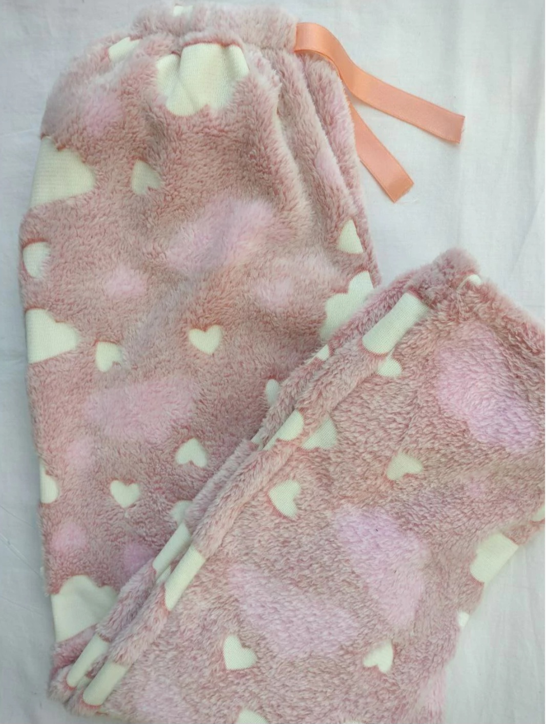 Pijama de felpa con corazones