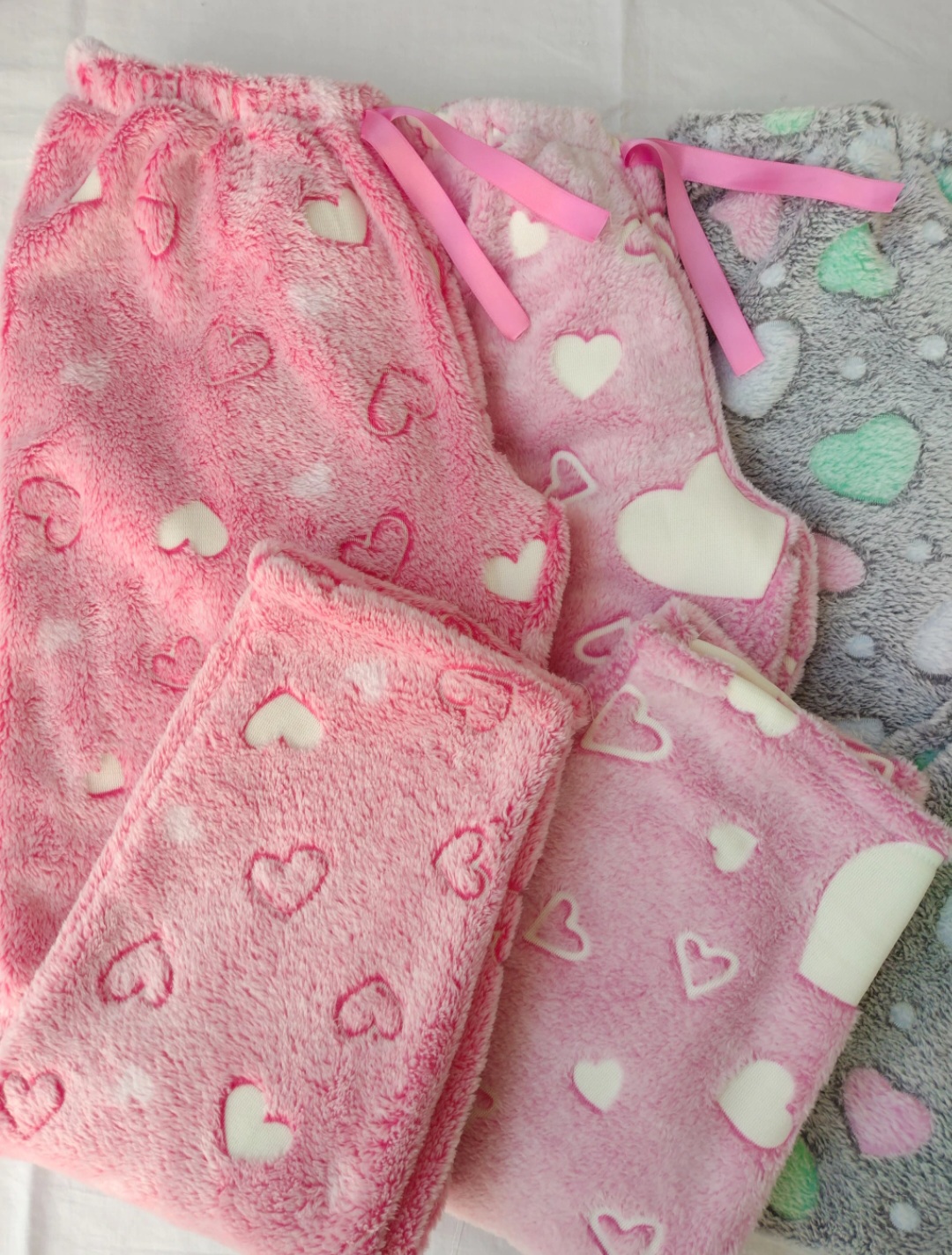 Pijama de felpa con corazones