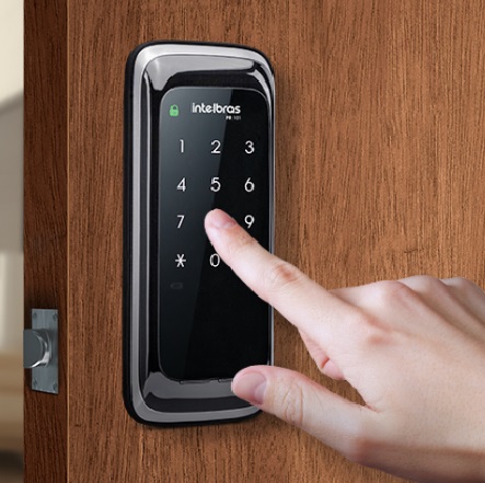 Fechadura digital porta madeira, instalado