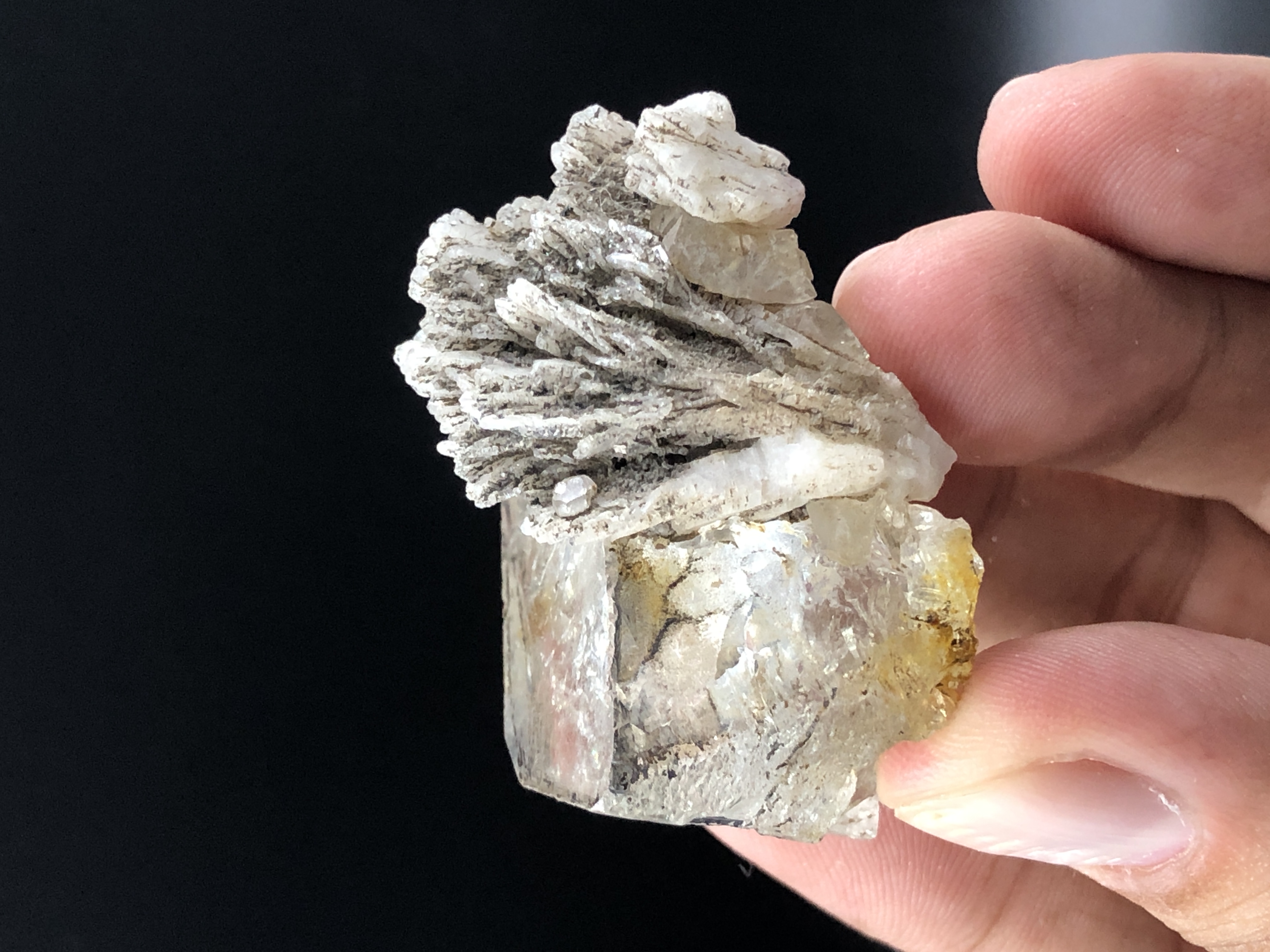 Natural Terminated Aquamarine Crystal Combined With Cleavelandite 
