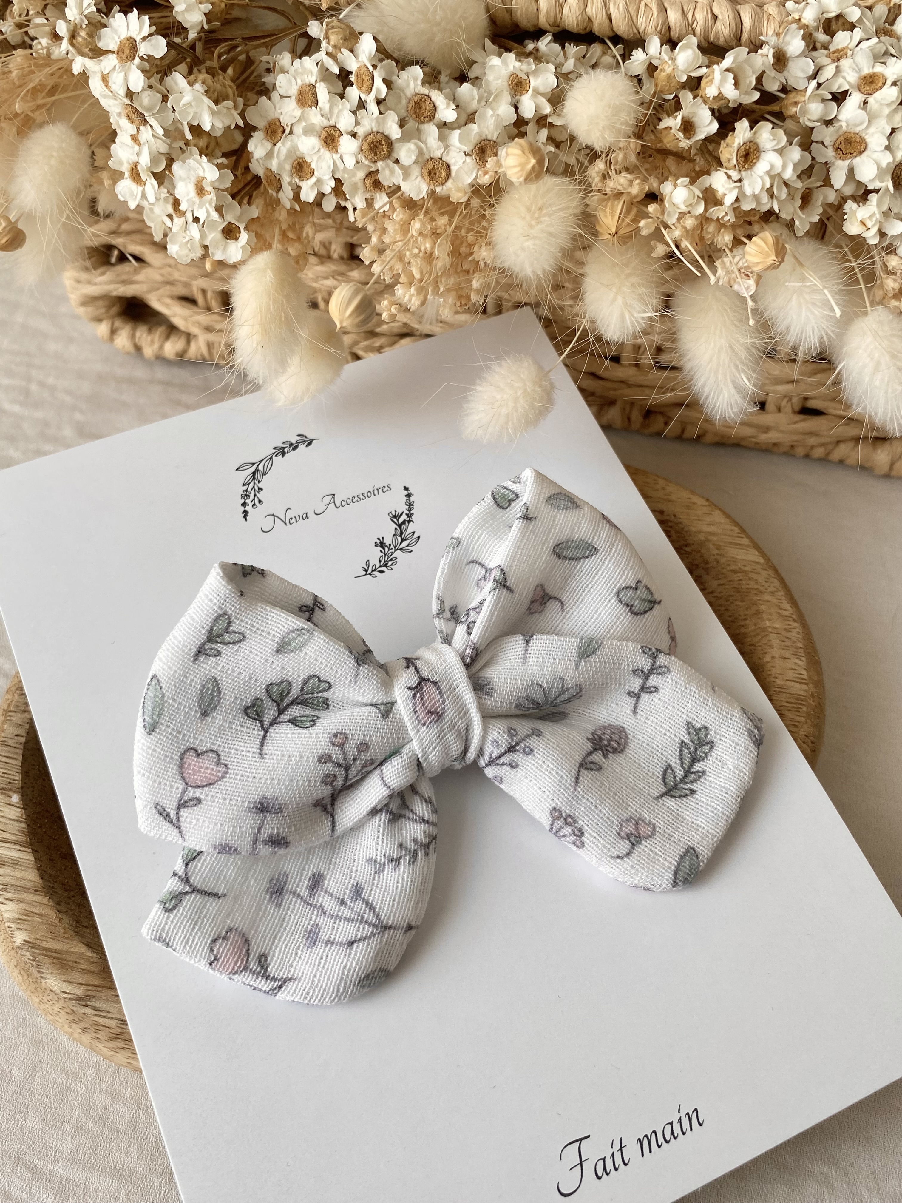 Noeud blanc fleuri L