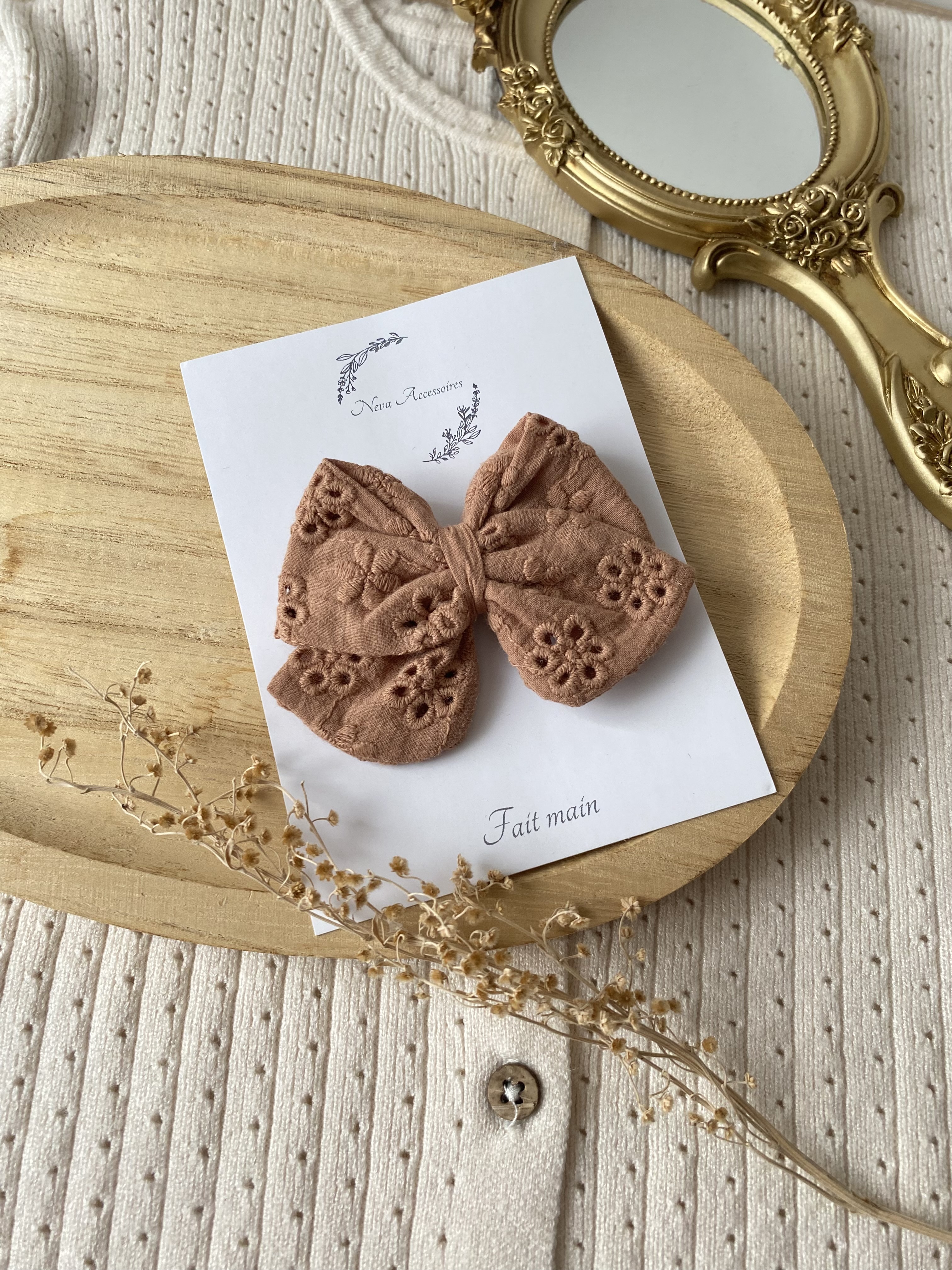 Nœud broderie anglaise brun poudré  M