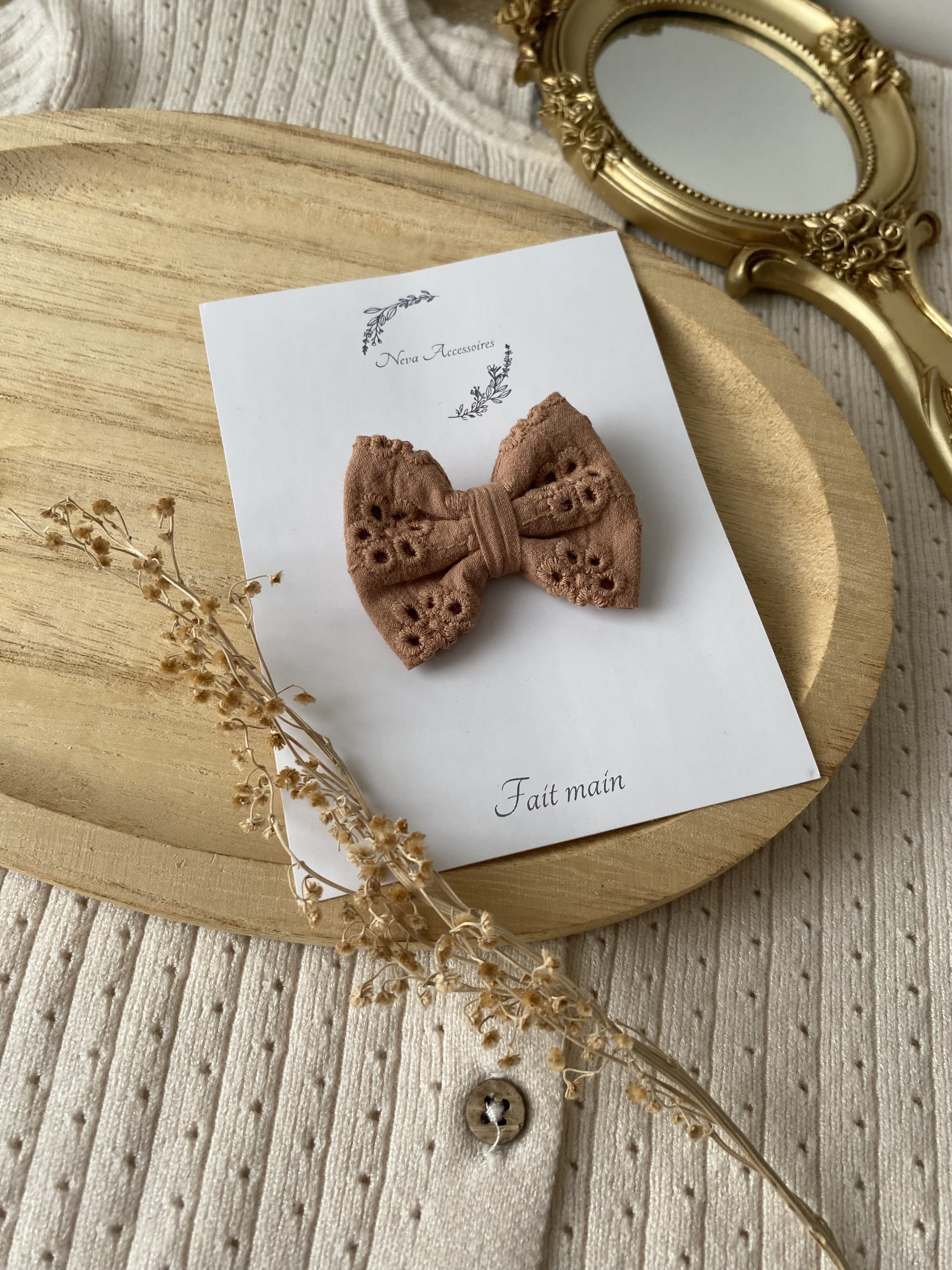 Nœud broderie anglaise brun poudré S