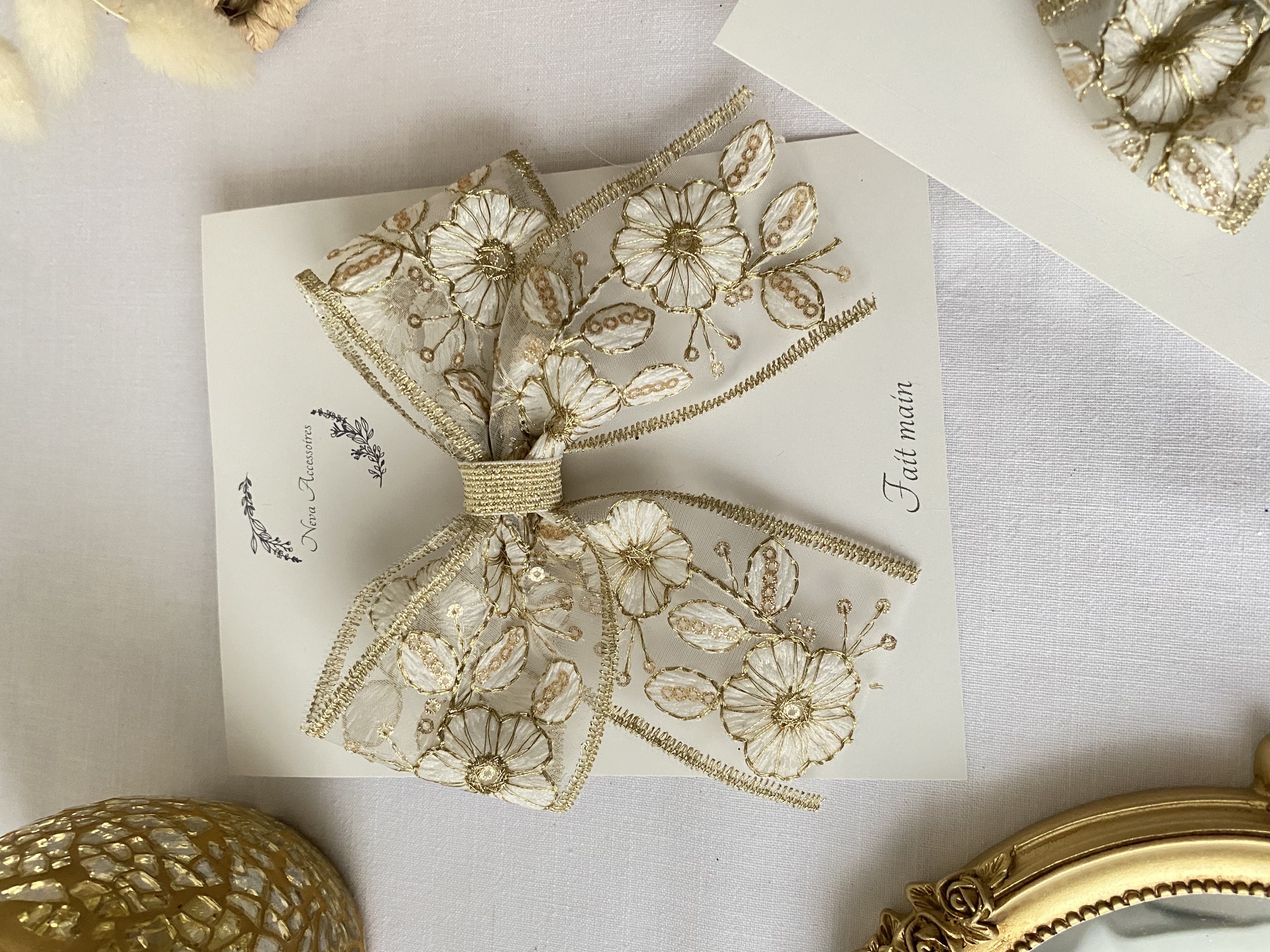 Noeud organza brodé