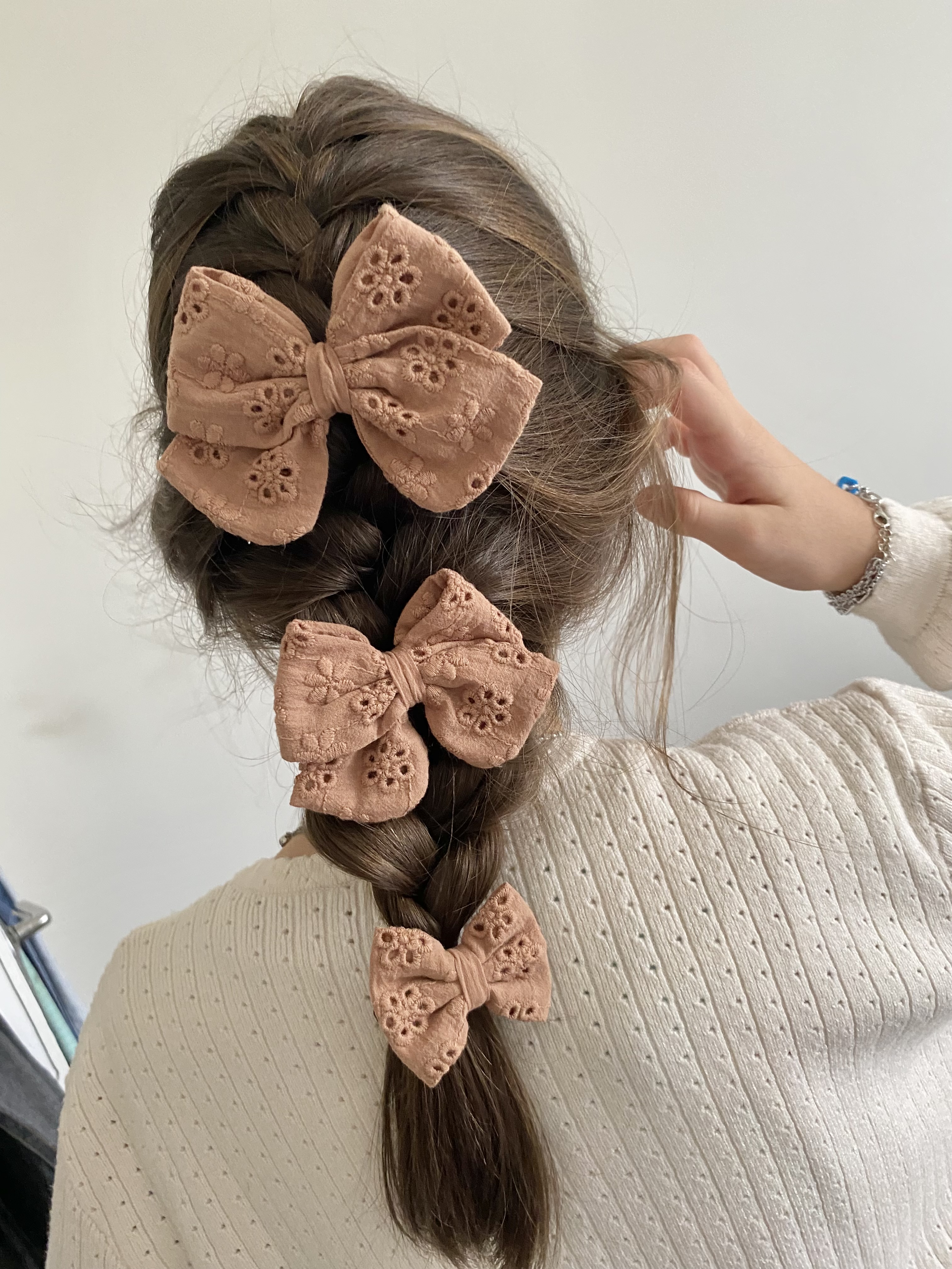 Nœud broderie anglaise brun poudré  M