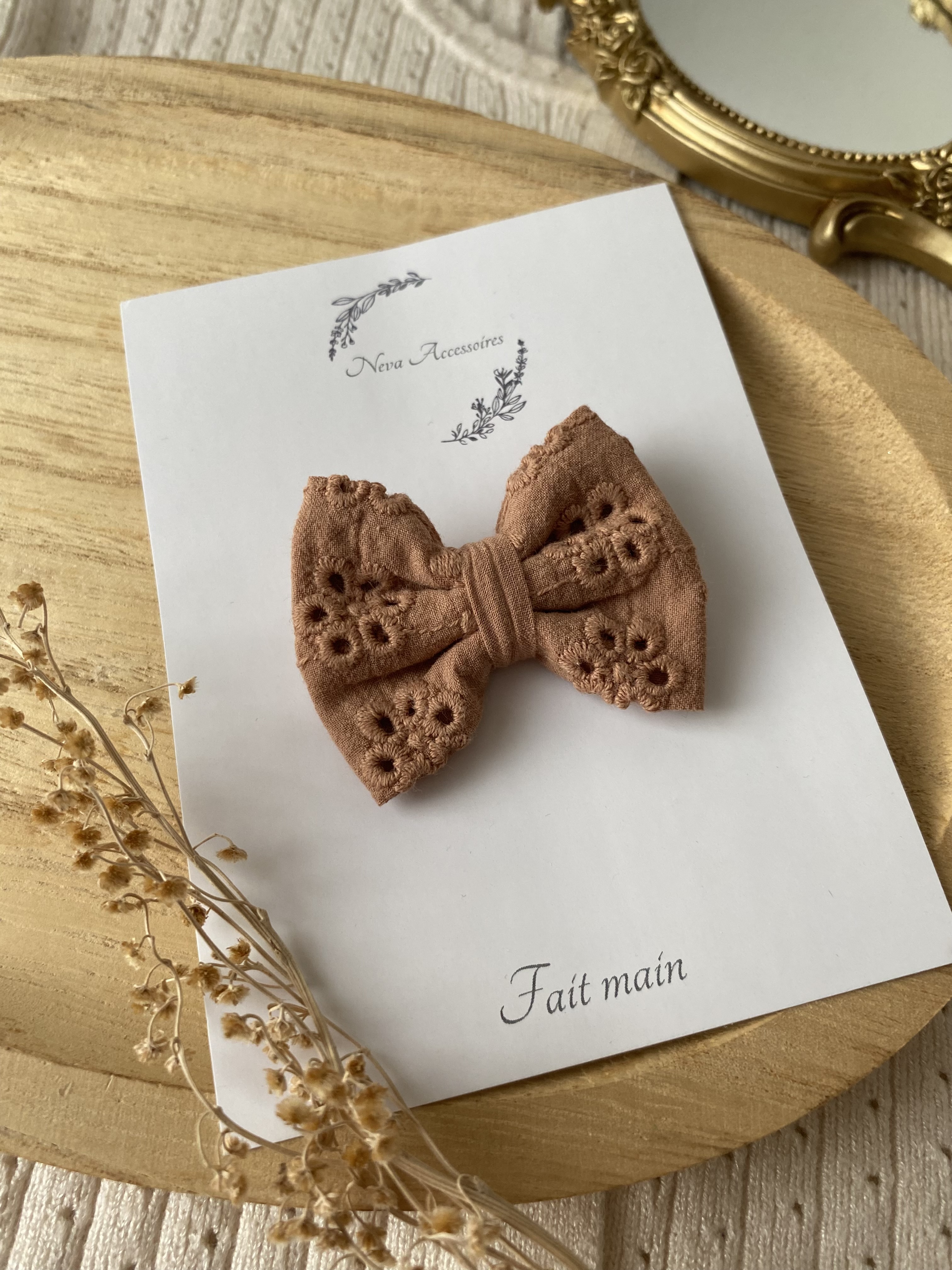 Nœud broderie anglaise brun poudré S