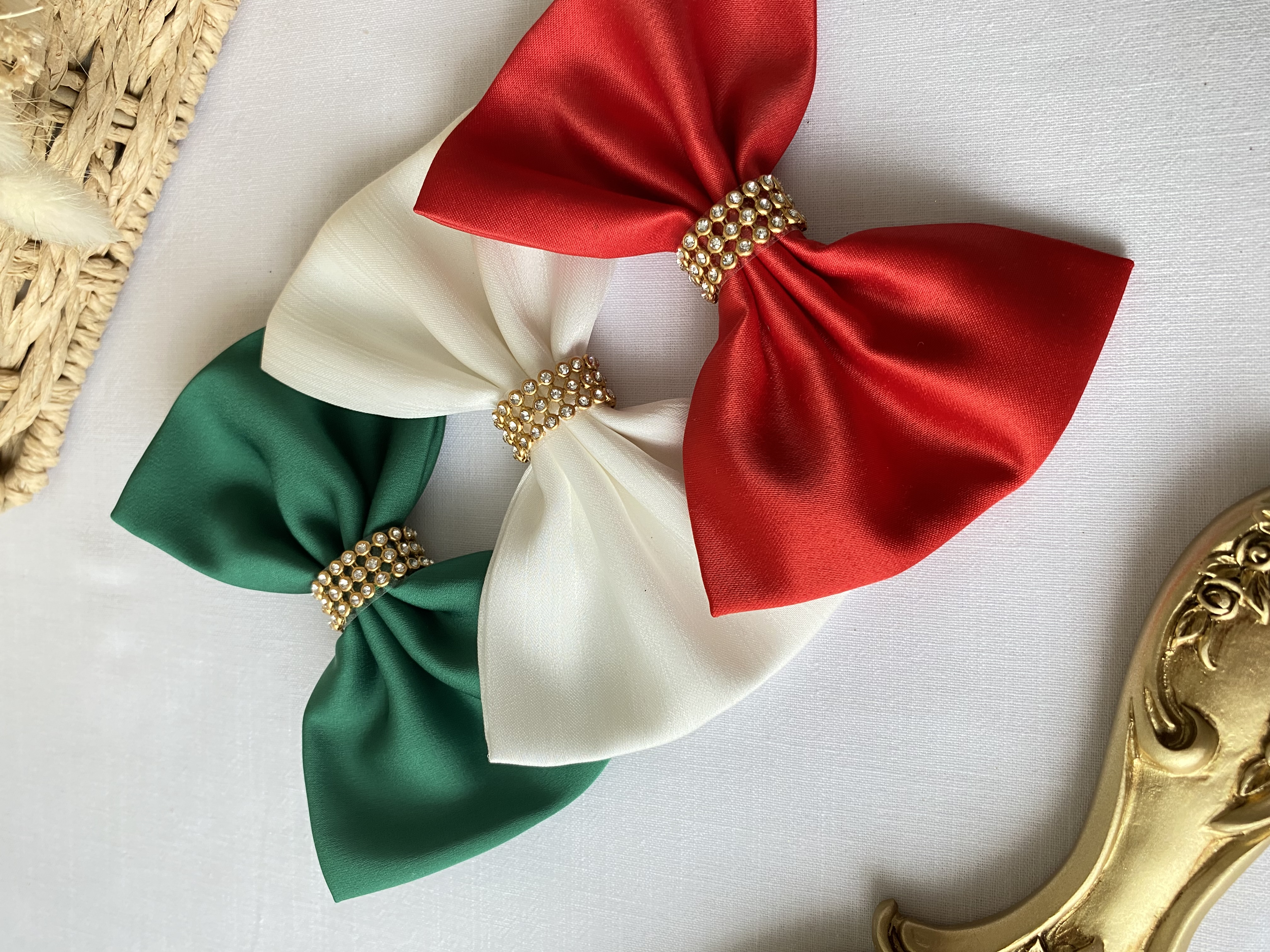 Noeud centre bijou strass