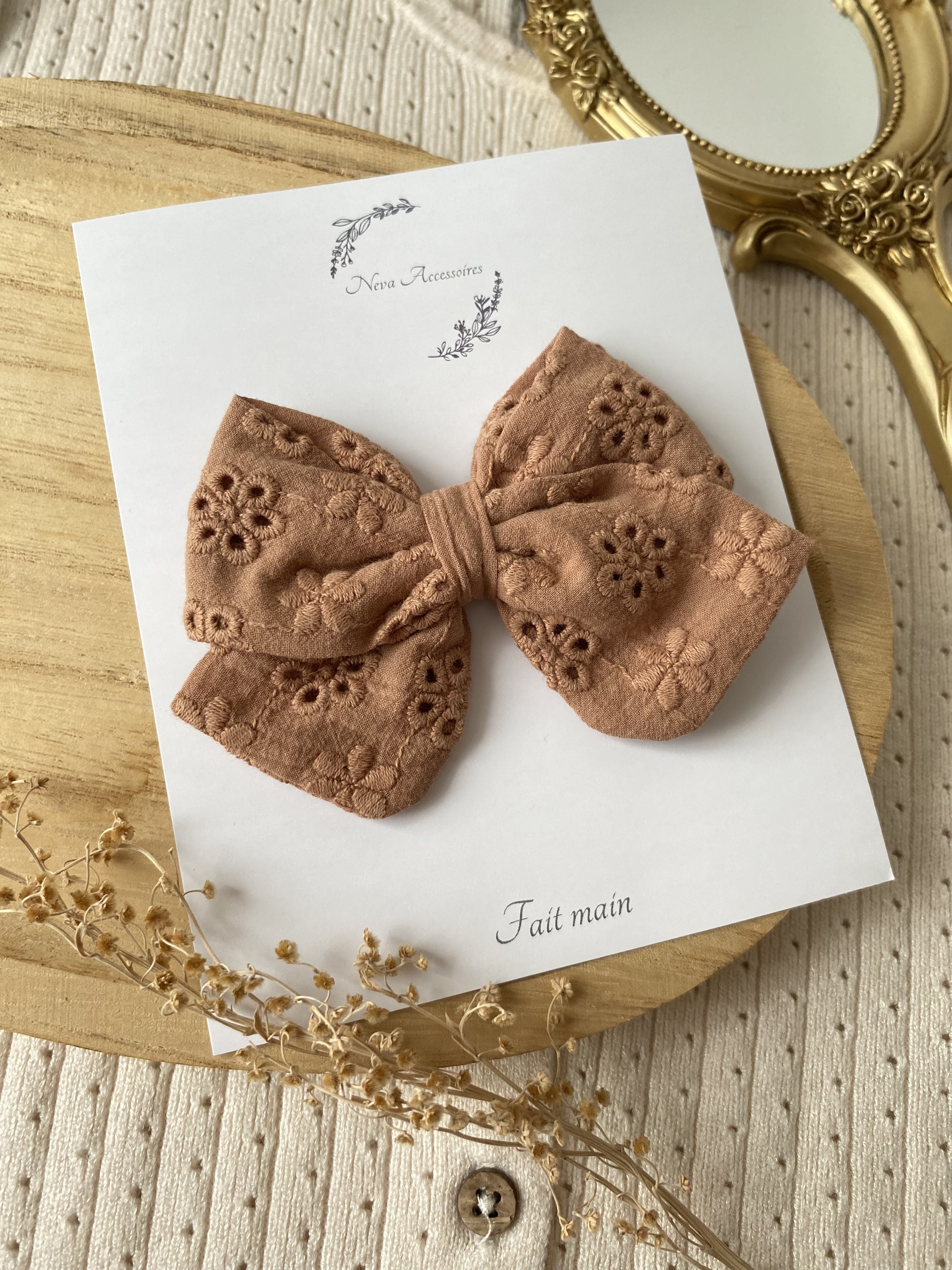 Nœud broderie anglaise brun poudré L