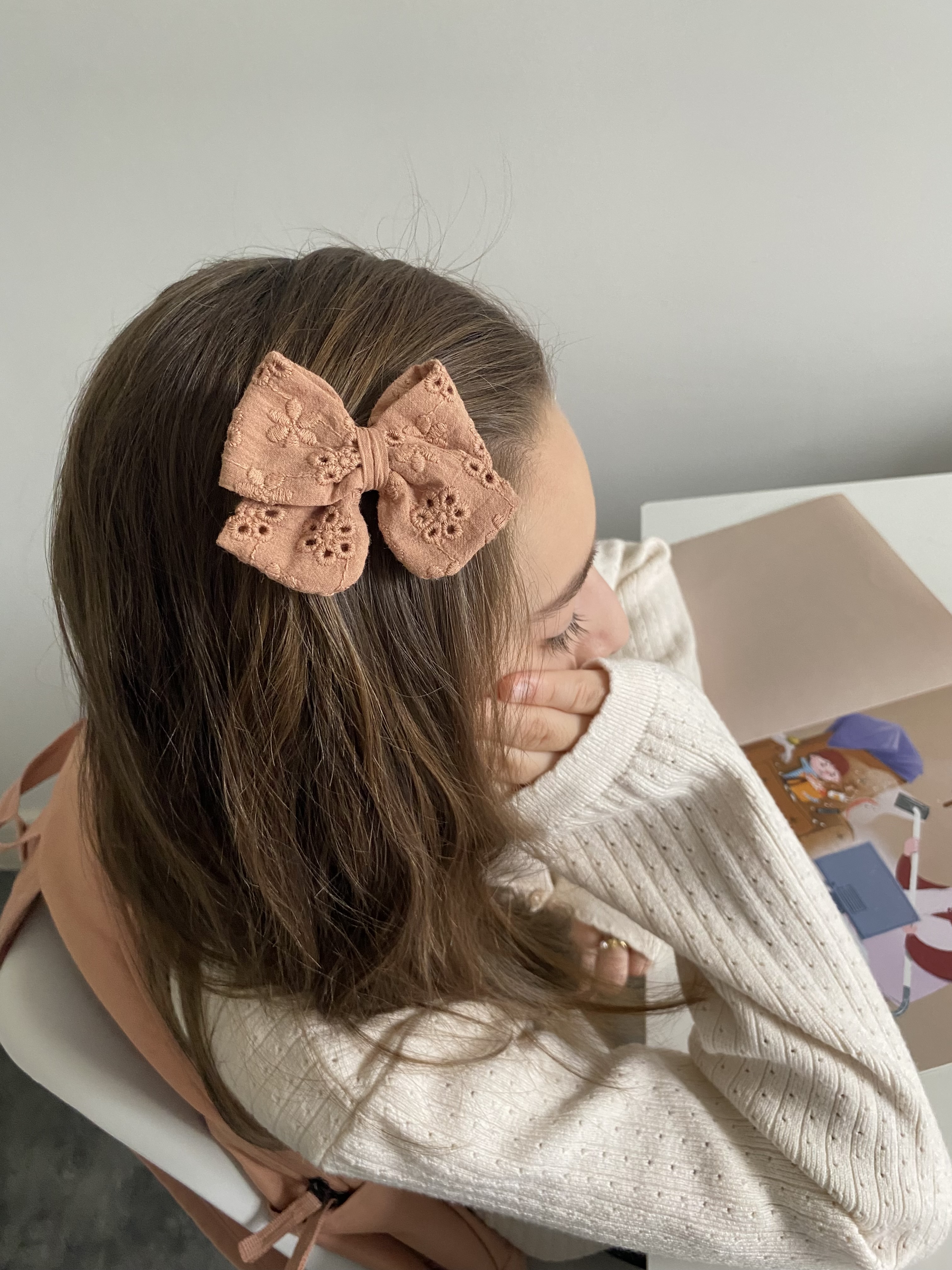 Nœud broderie anglaise brun poudré  M