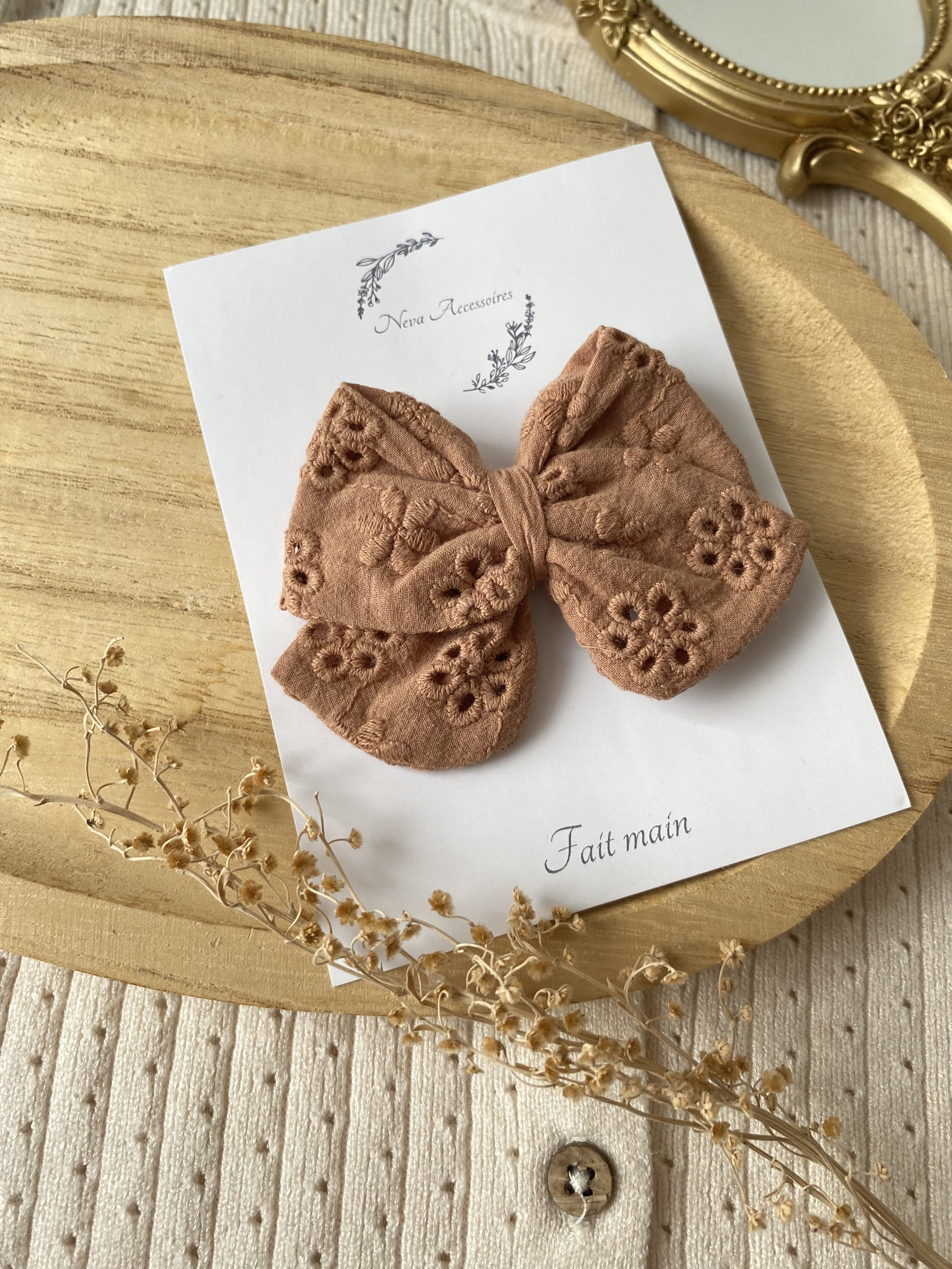 Nœud broderie anglaise brun poudré  M