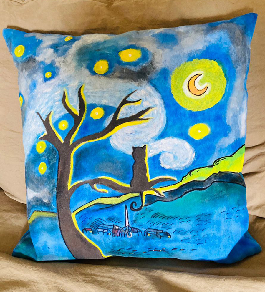 Cojín decorativo pintado a mano