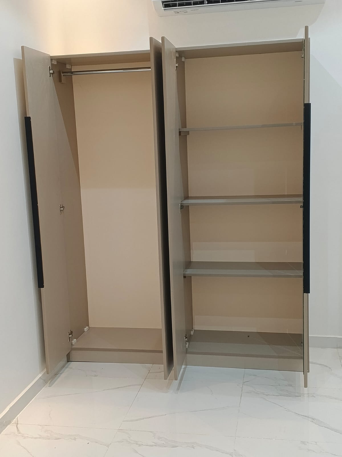 دولاب ملابس 4 أبواب – تصميم عملي وقابل للتخصيص