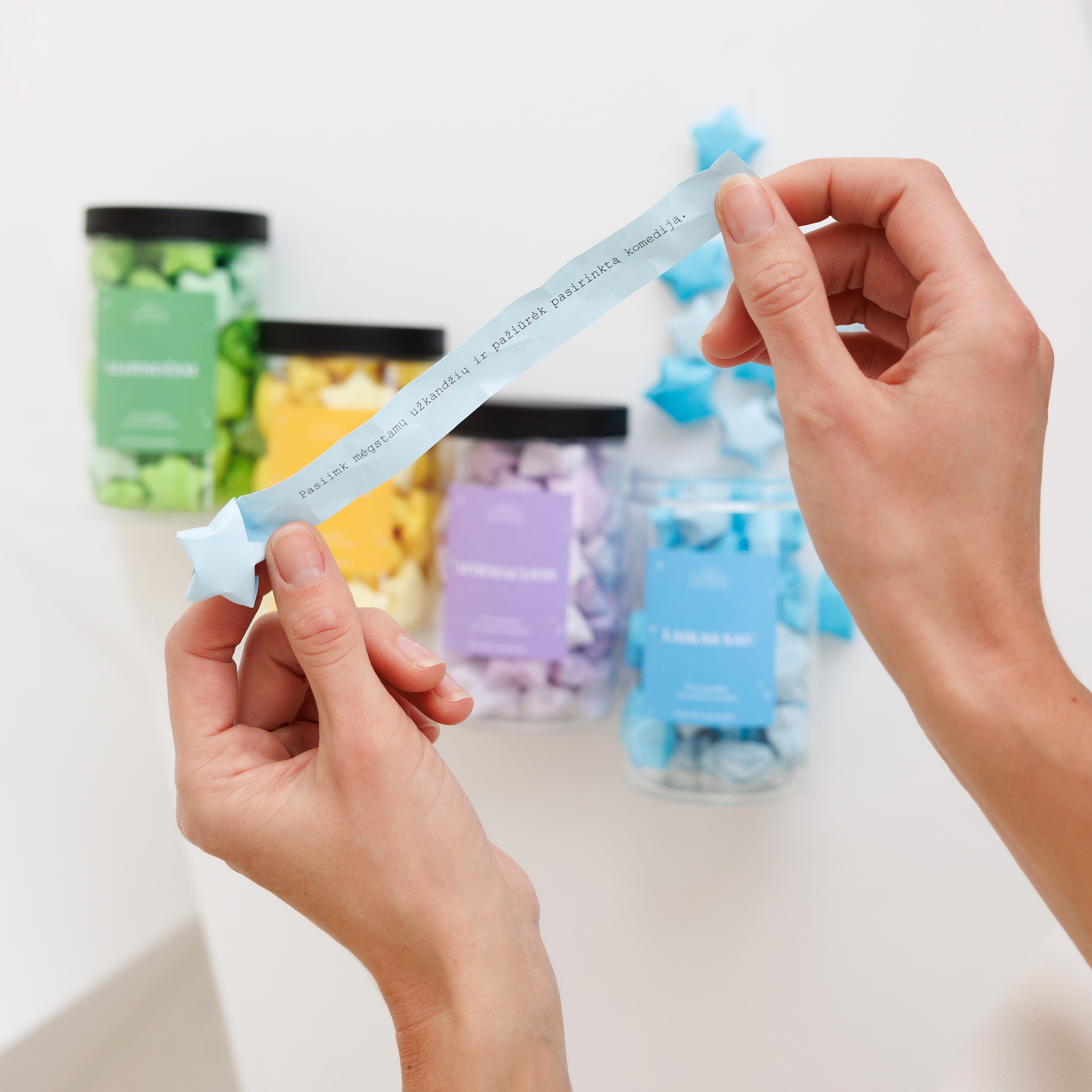 Popierinės žvaigždelės su žinutėmis