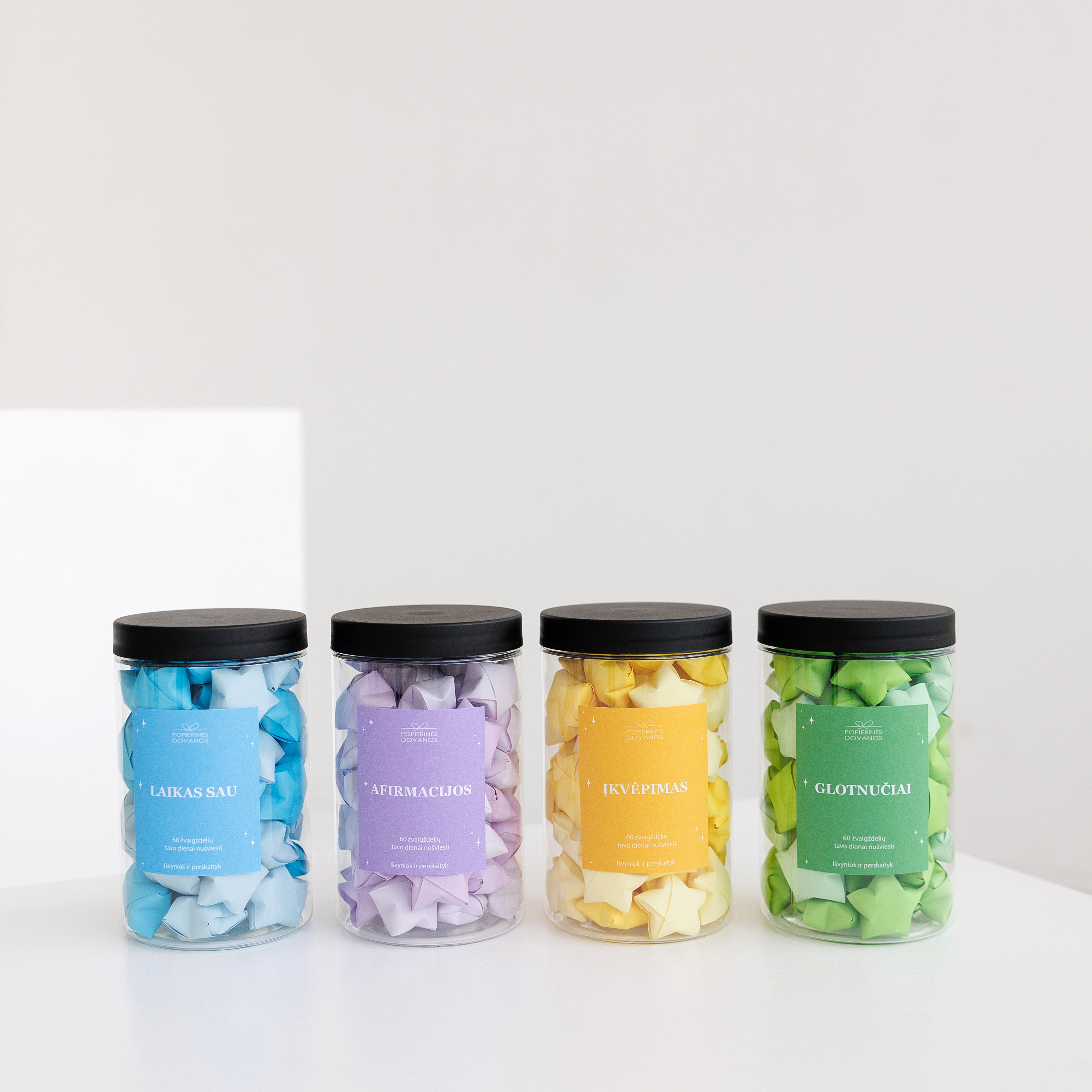 Popierinės žvaigždelės su žinutėmis