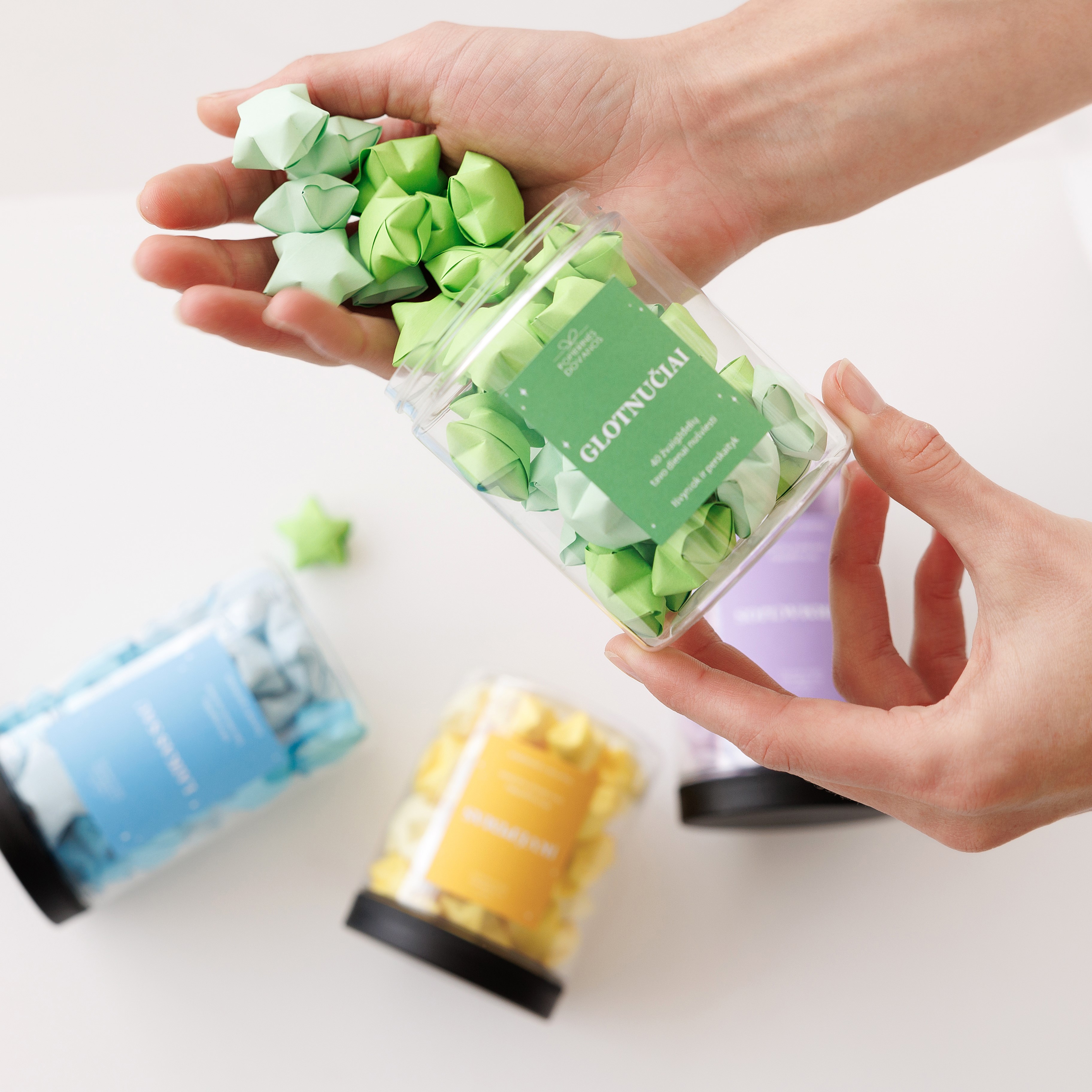 Popierinės žvaigždelės su žinutėmis