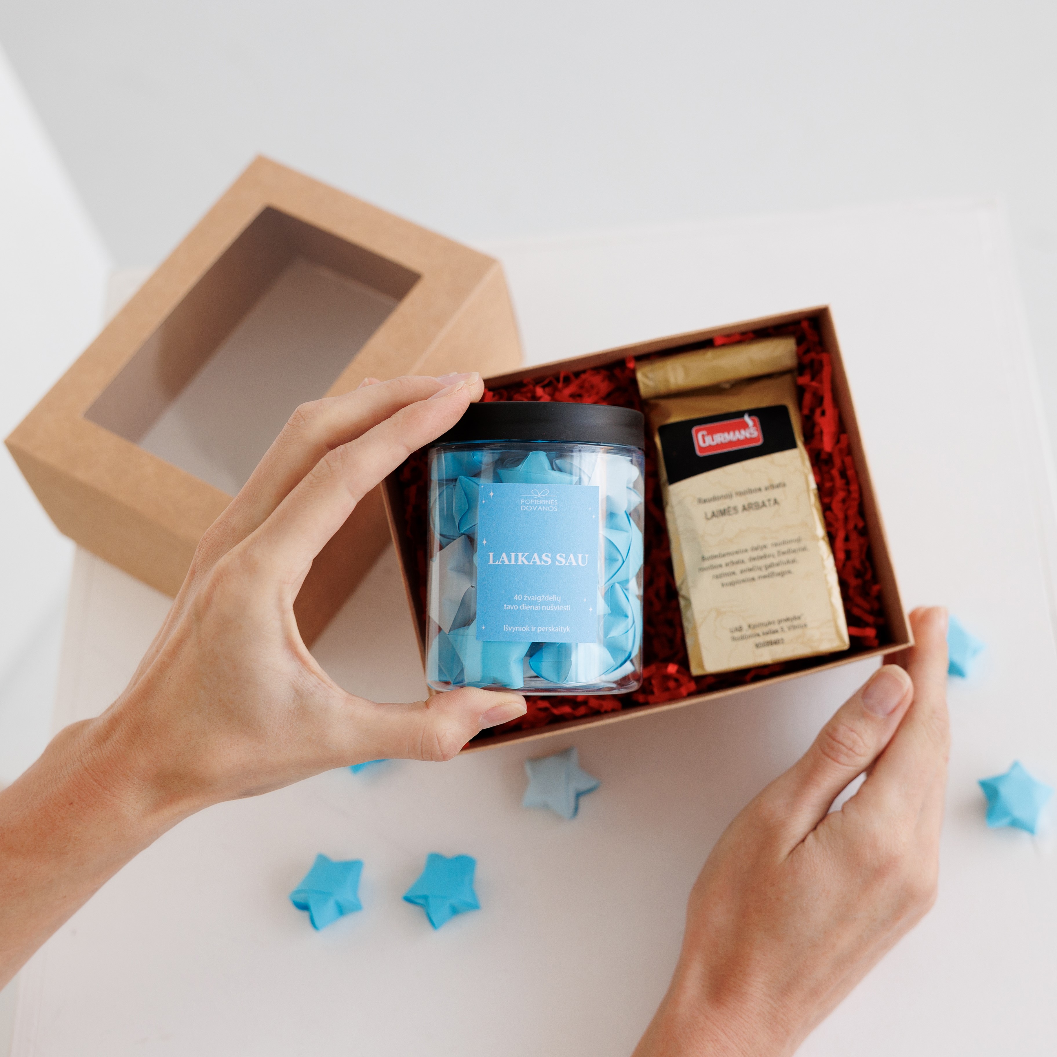 Popierinių žvaigždelių ir arbatos rinkinys