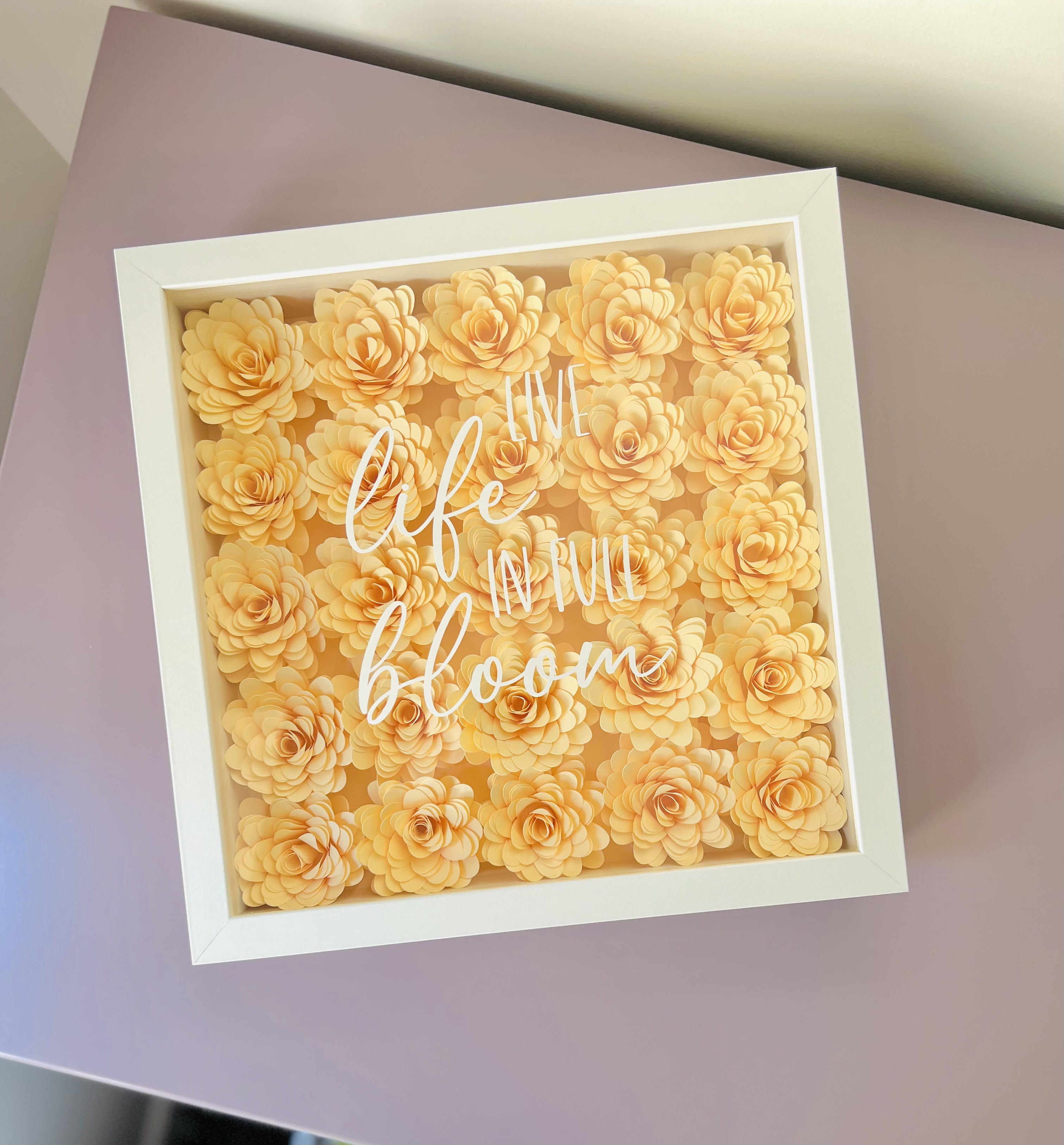 Popierinių gėlių paveikslas (live your life)