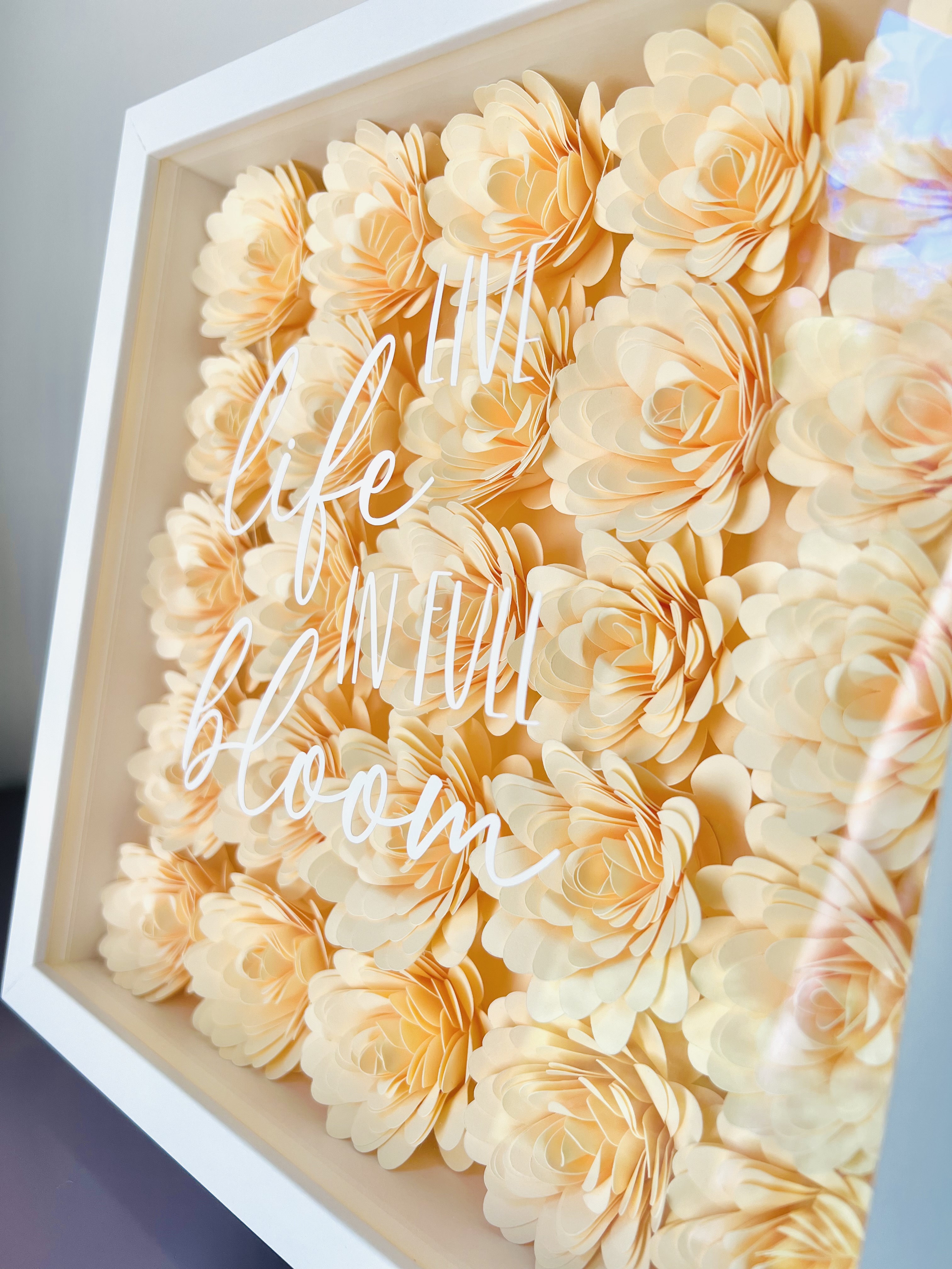 Popierinių gėlių paveikslas (live your life)