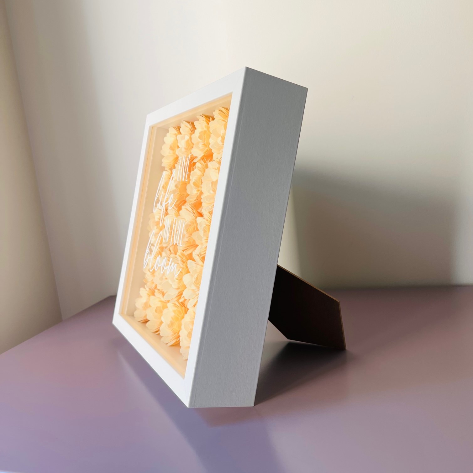 Popierinių gėlių paveikslas (live your life)