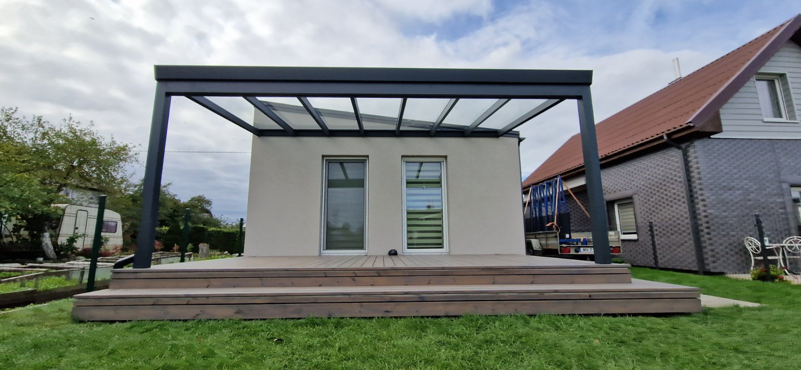 Aliuminė stoginė su stogo stiklu (Užsakoma prekė: projektai@aliuma.lt)