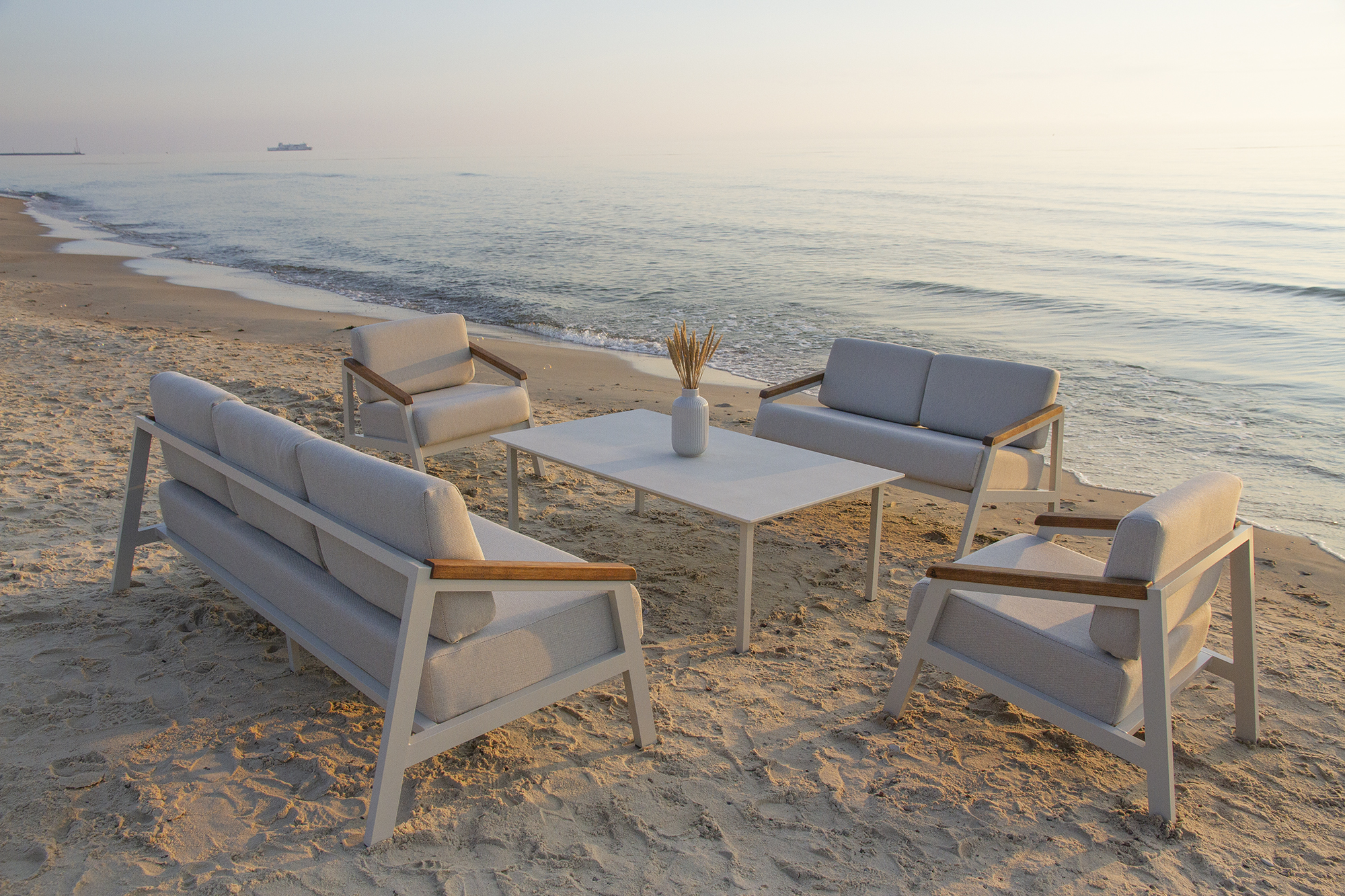 SandSea lauko baldų komplektas – septynvietis dizainas terasoms ir sodams