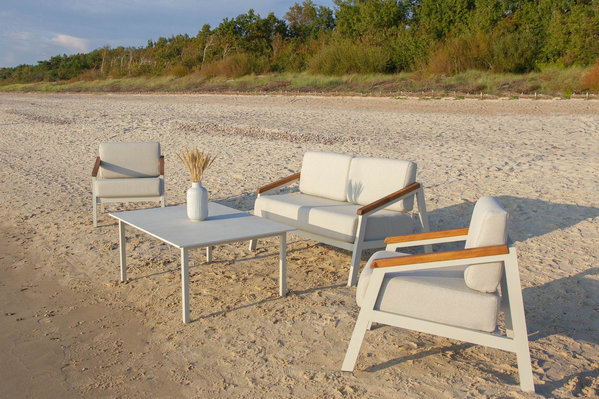 SandSea lauko baldų komplektas – keturvietis dizainas terasoms ir sodams