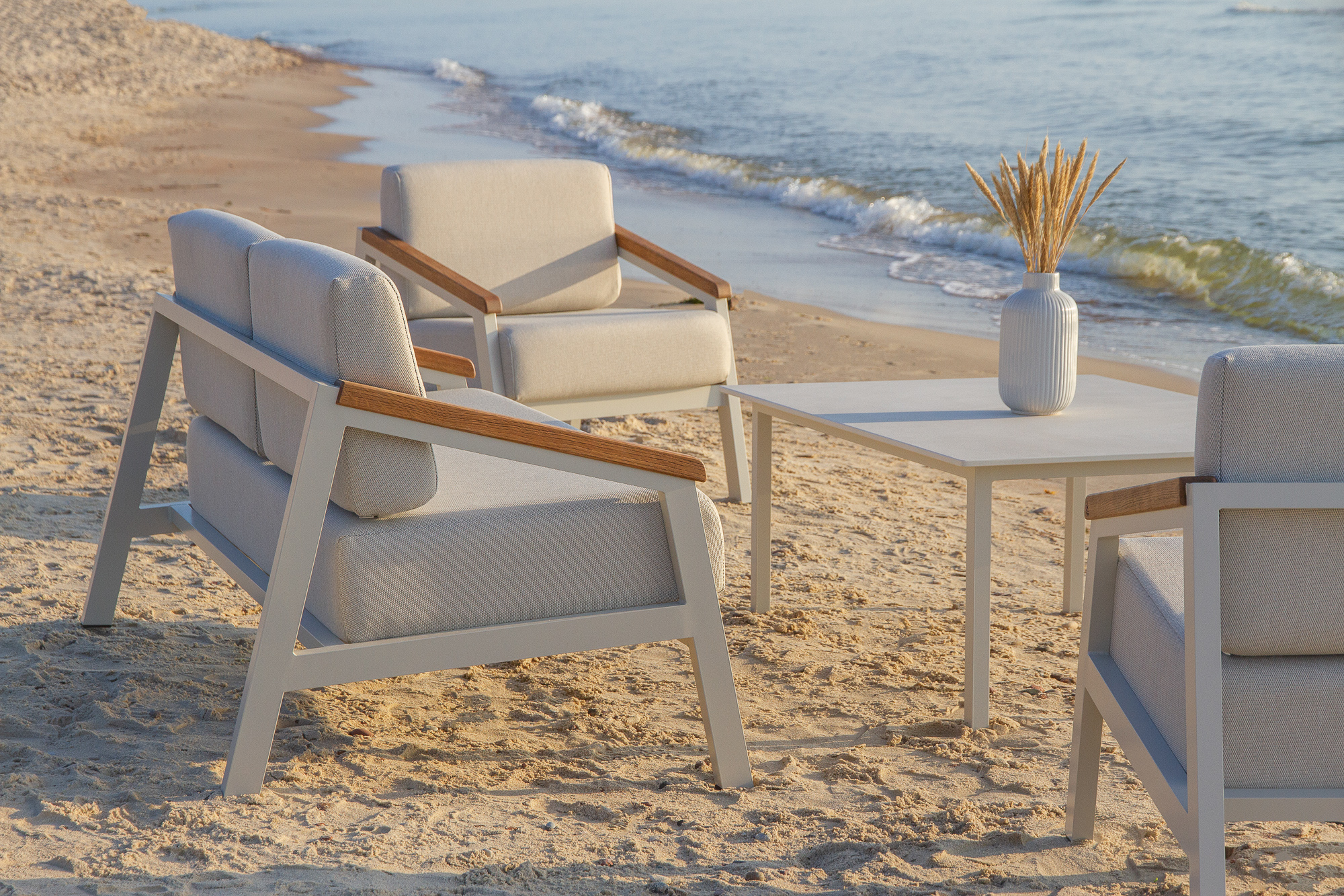 SandSea lauko baldų komplektas – keturvietis dizainas terasoms ir sodams