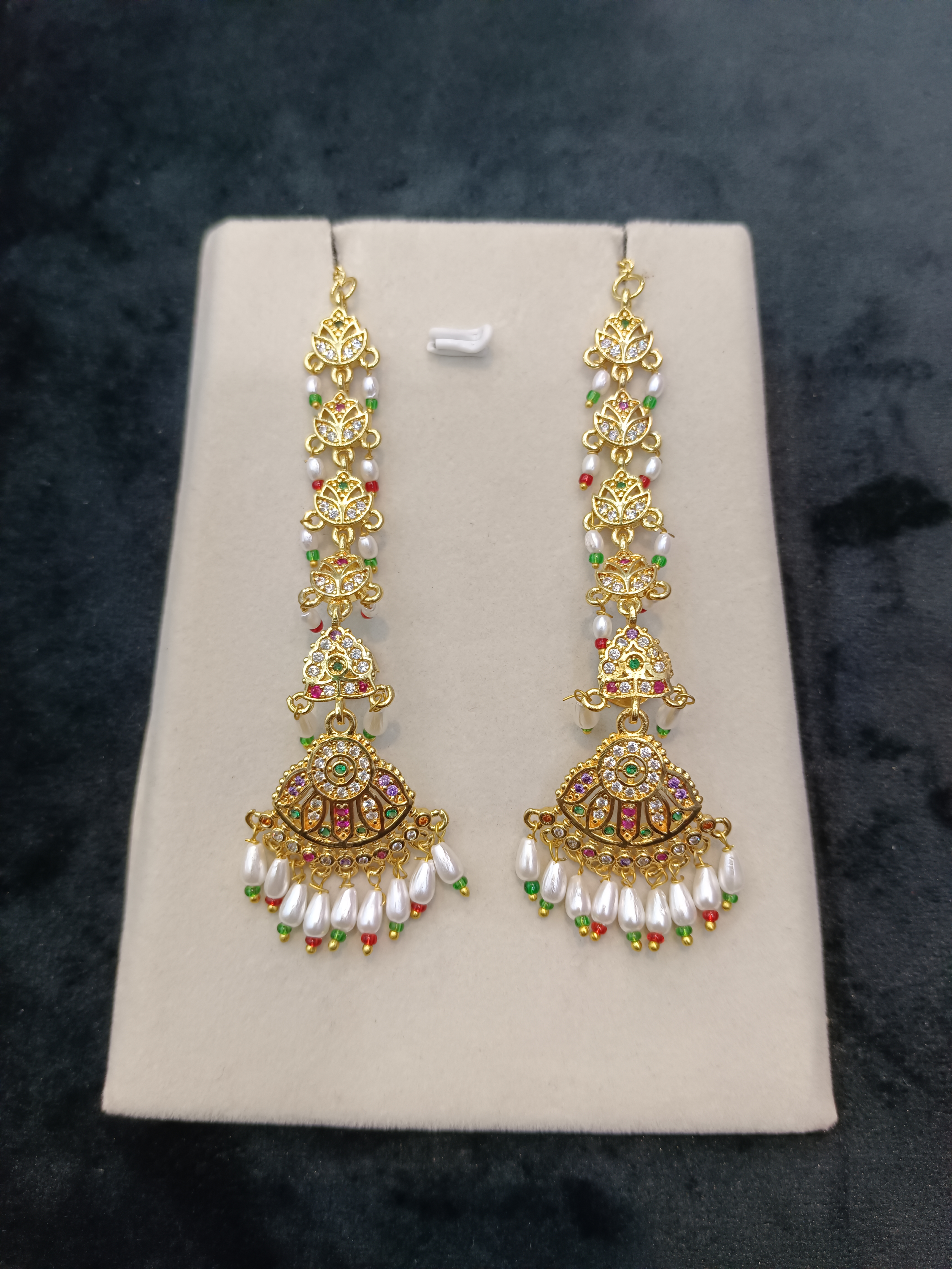 EARRING WITH STUDS