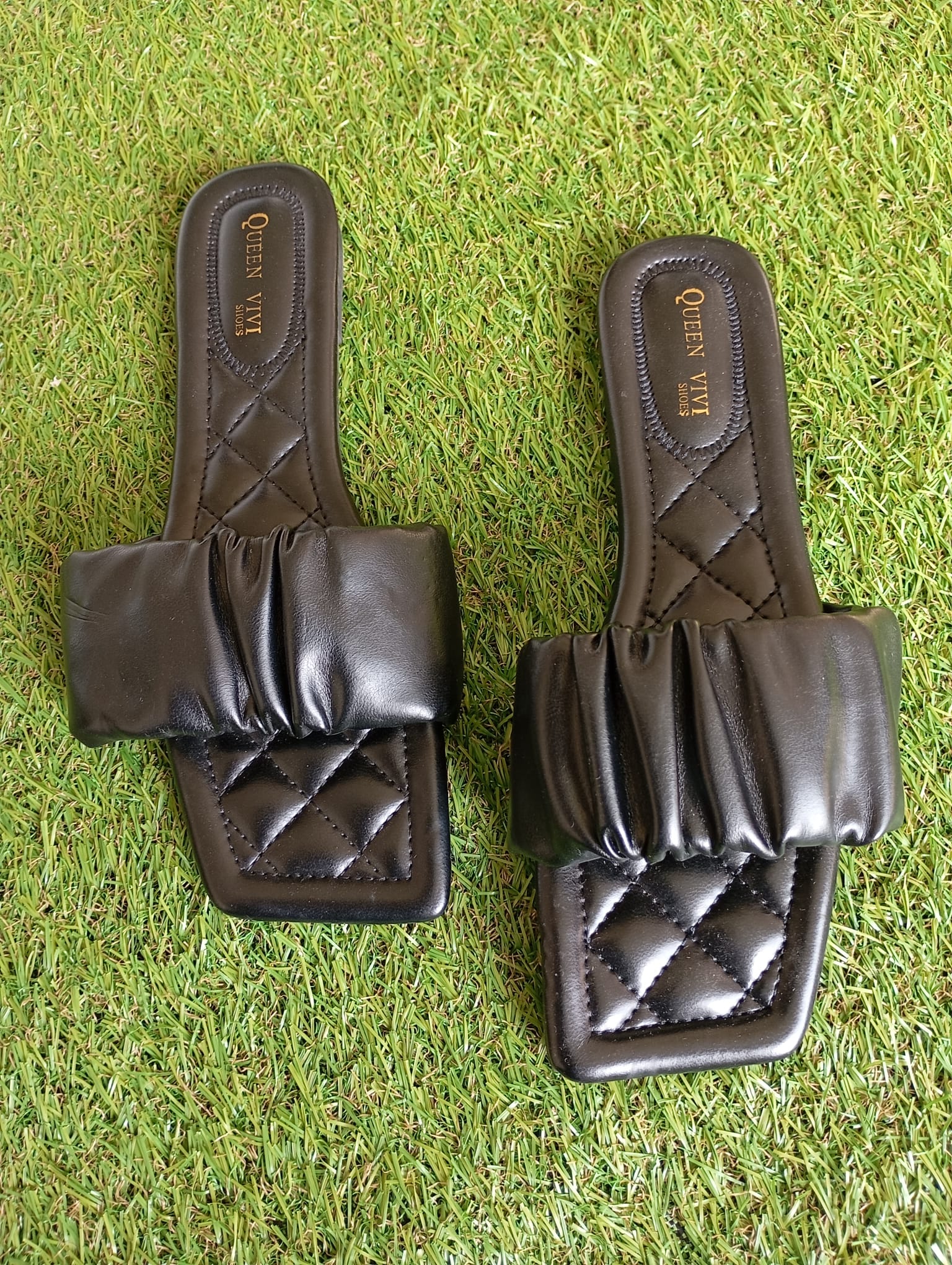 Mules carrées noires matelassées